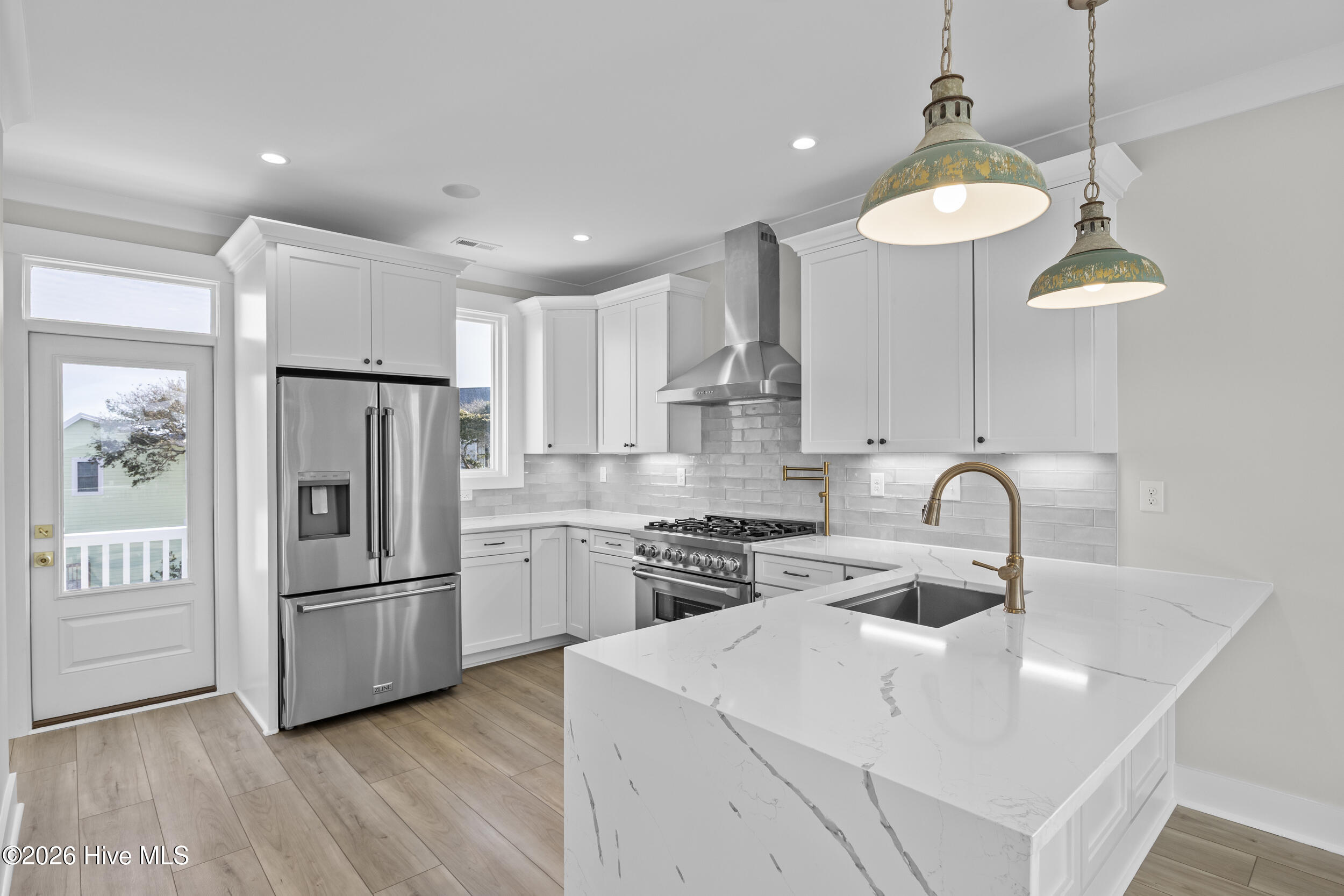 100543064 | Photo 43