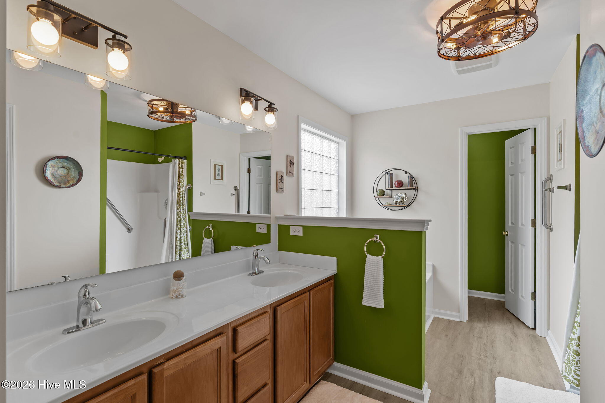 100565536 | Photo 30