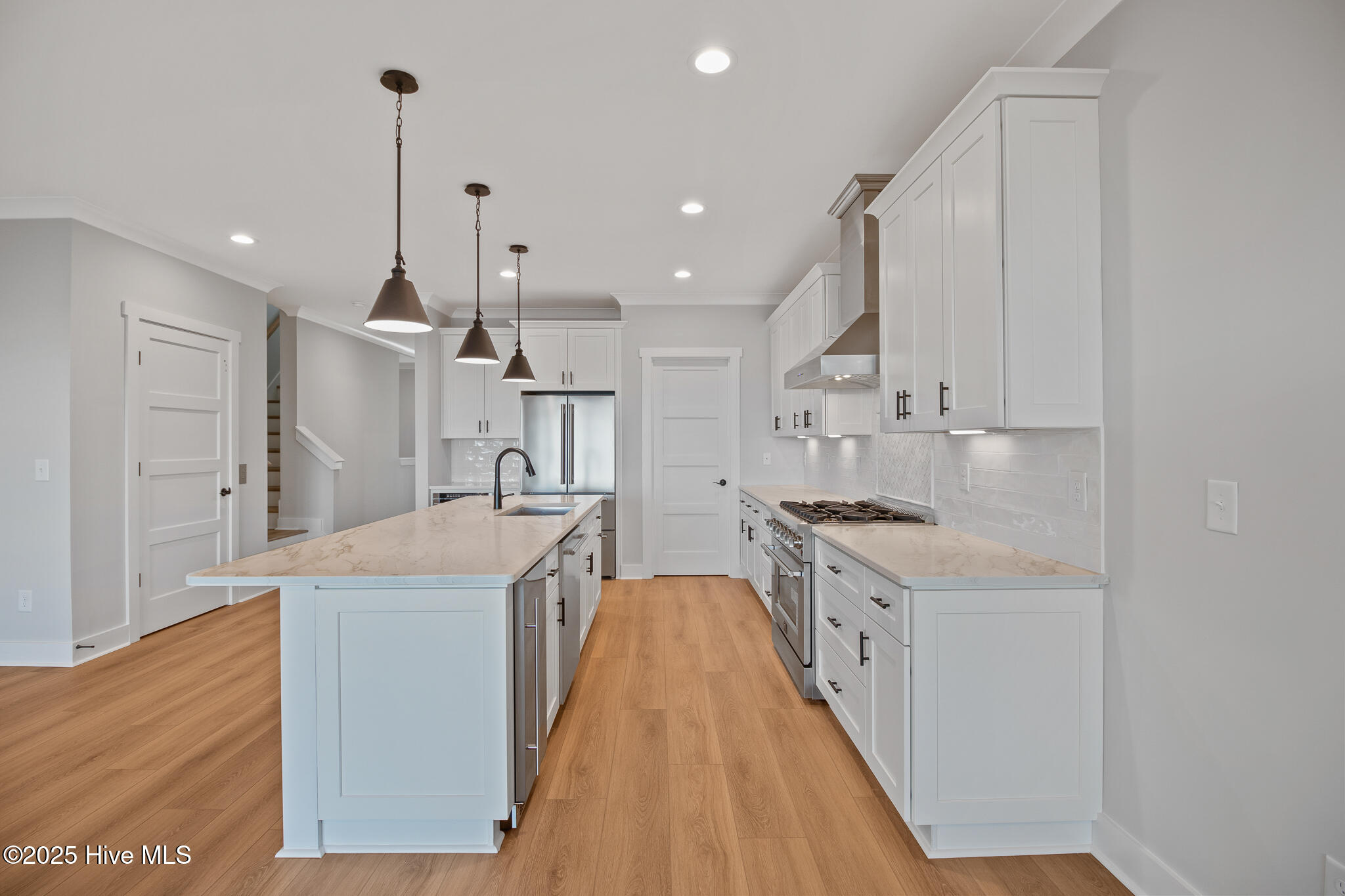 100568603 | Photo 15