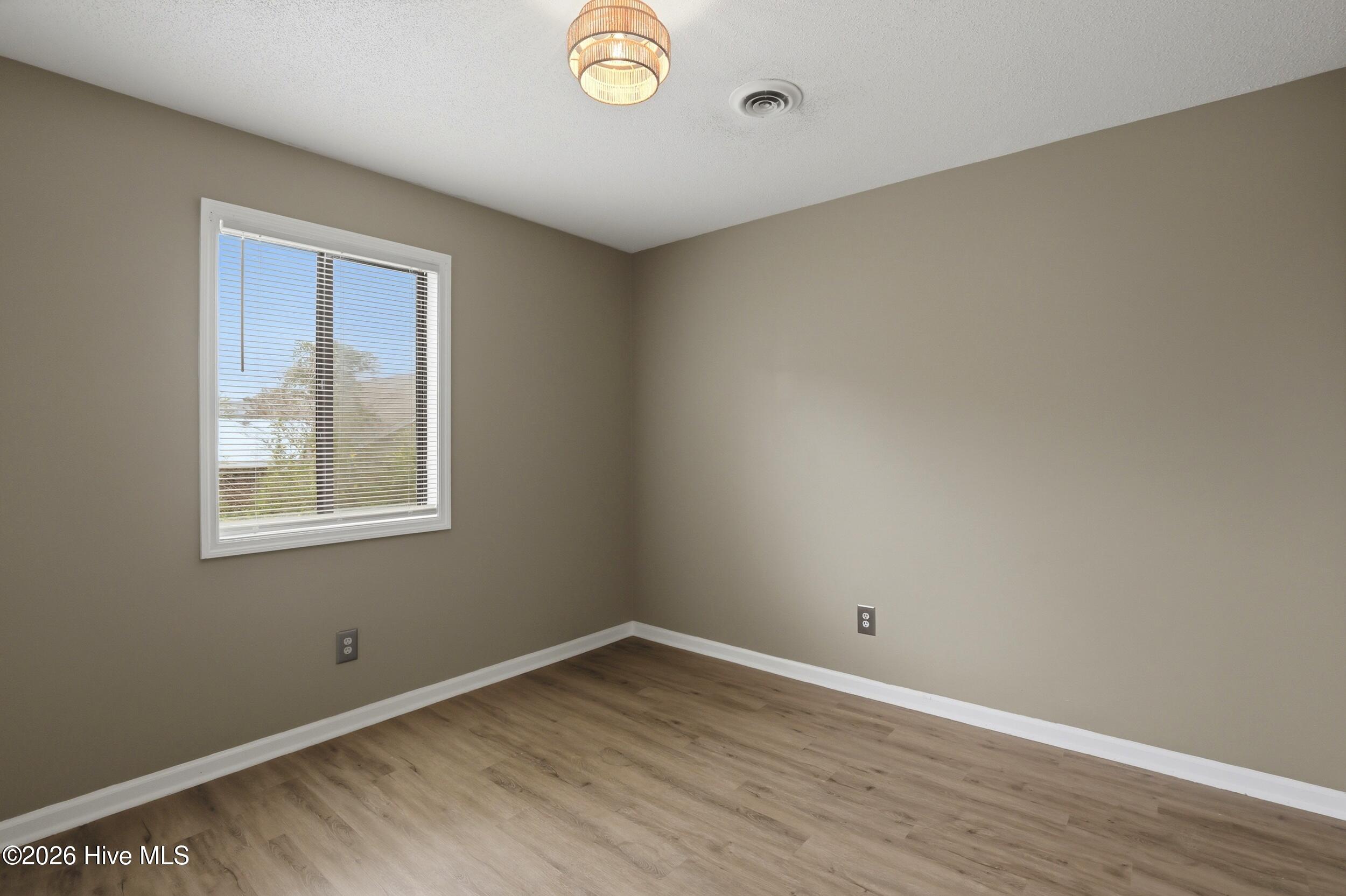 100563658 | Photo 23