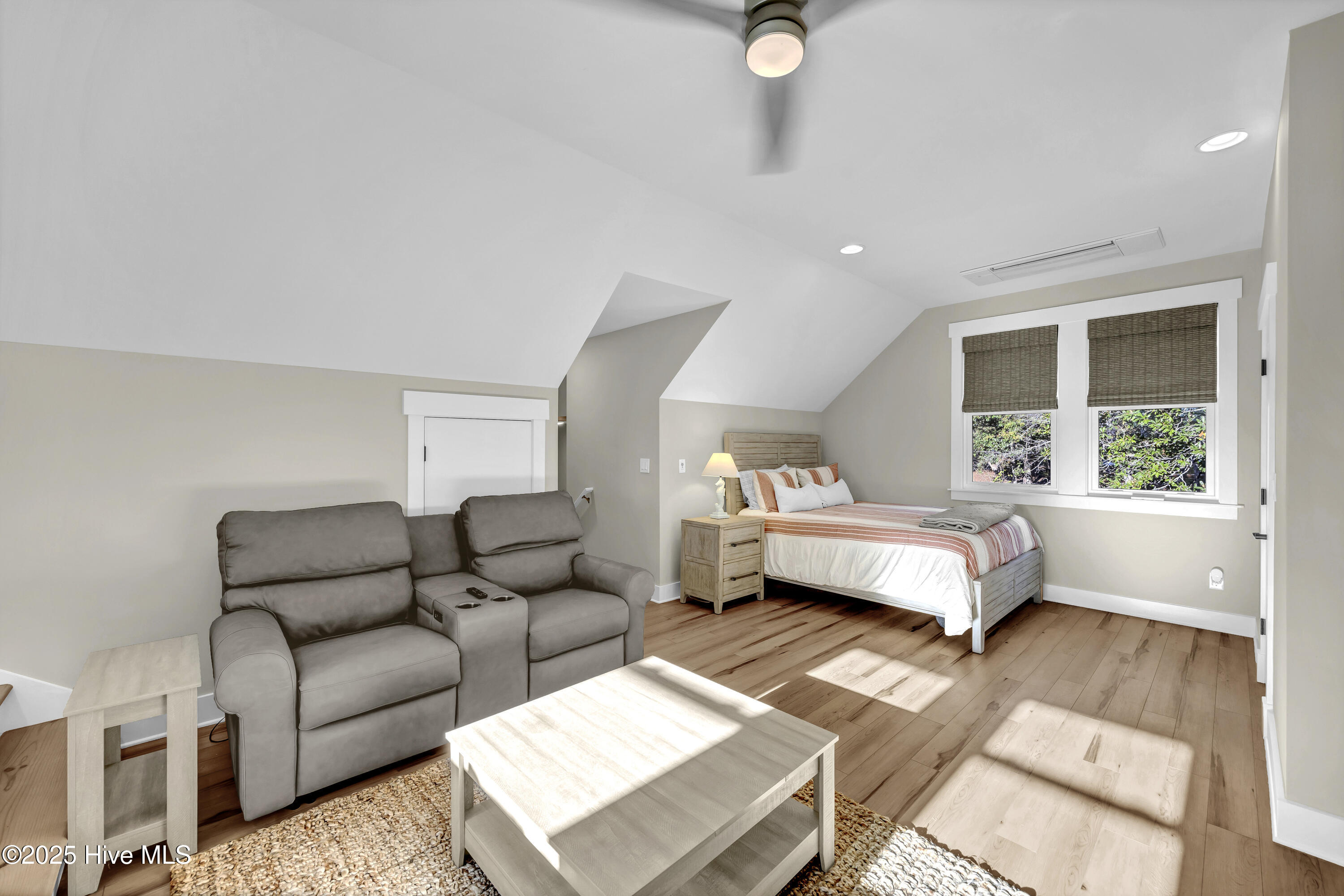 100543149 | Photo 44