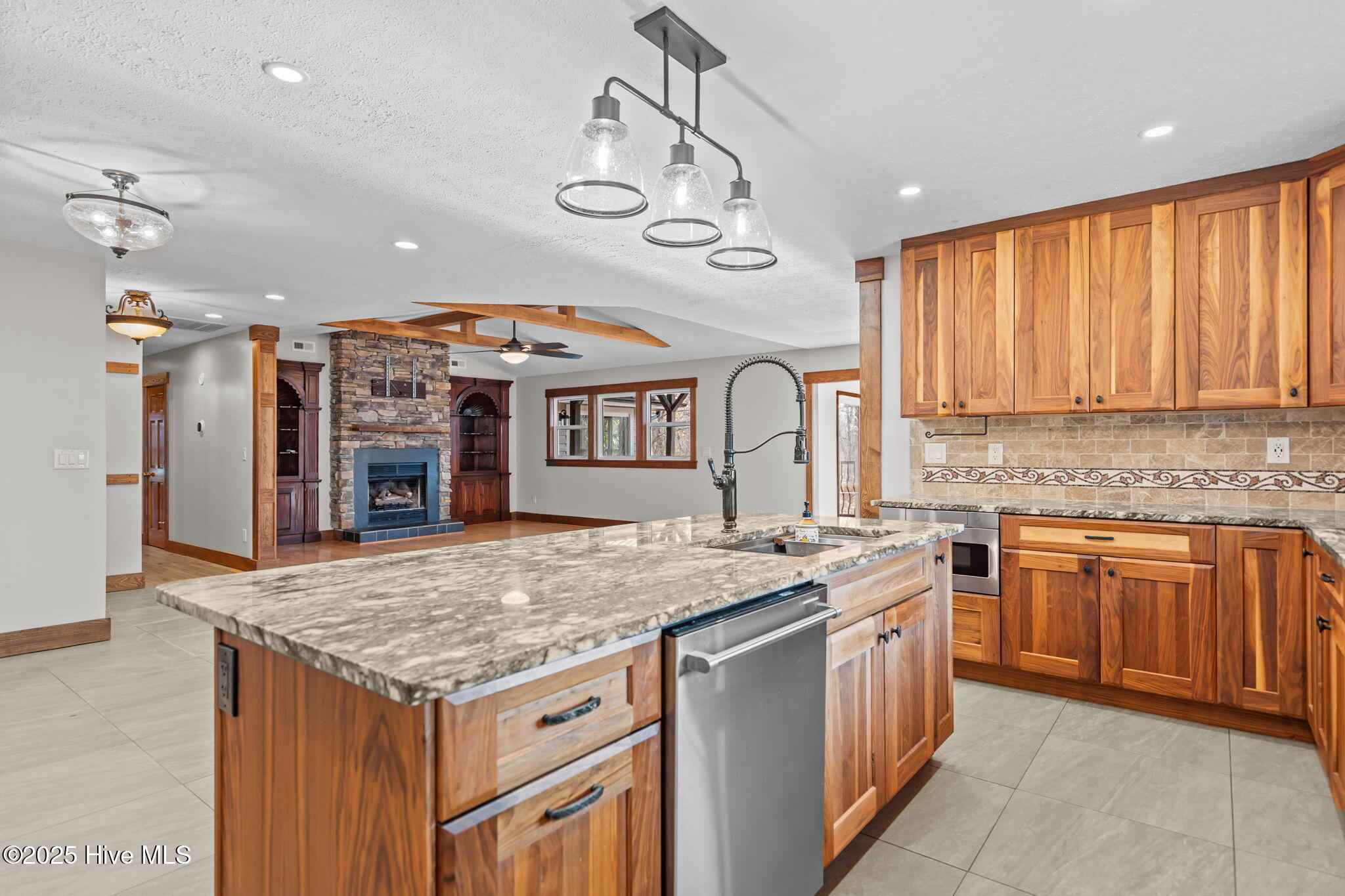 100536455 | Photo 25