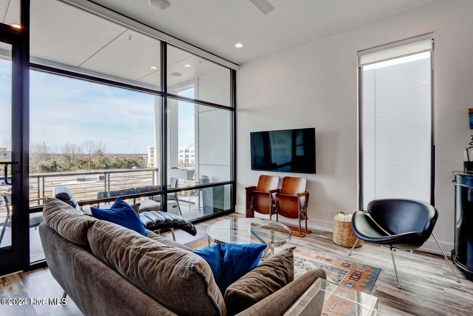 100548668 | Photo 11