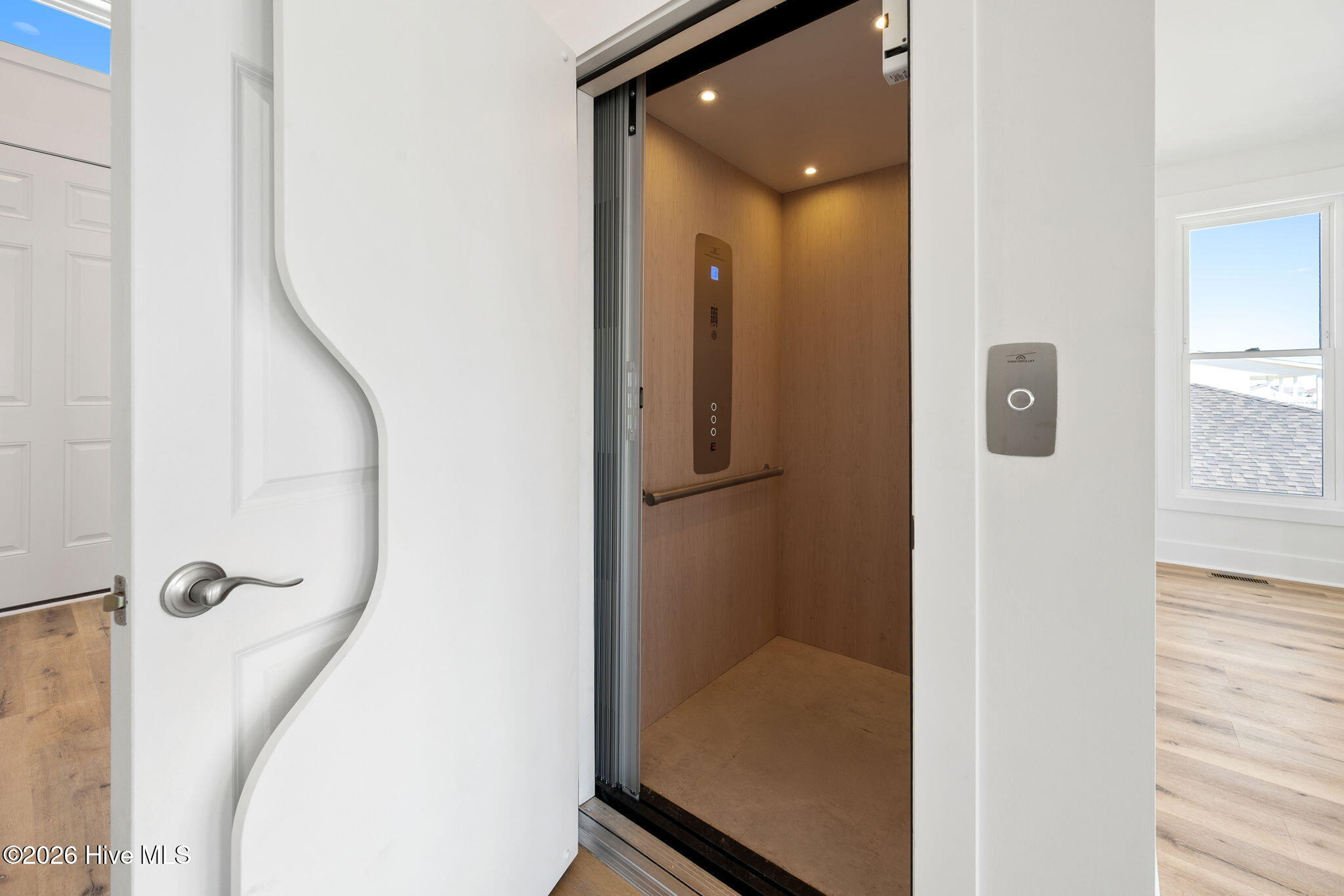 100550572 | Photo 48