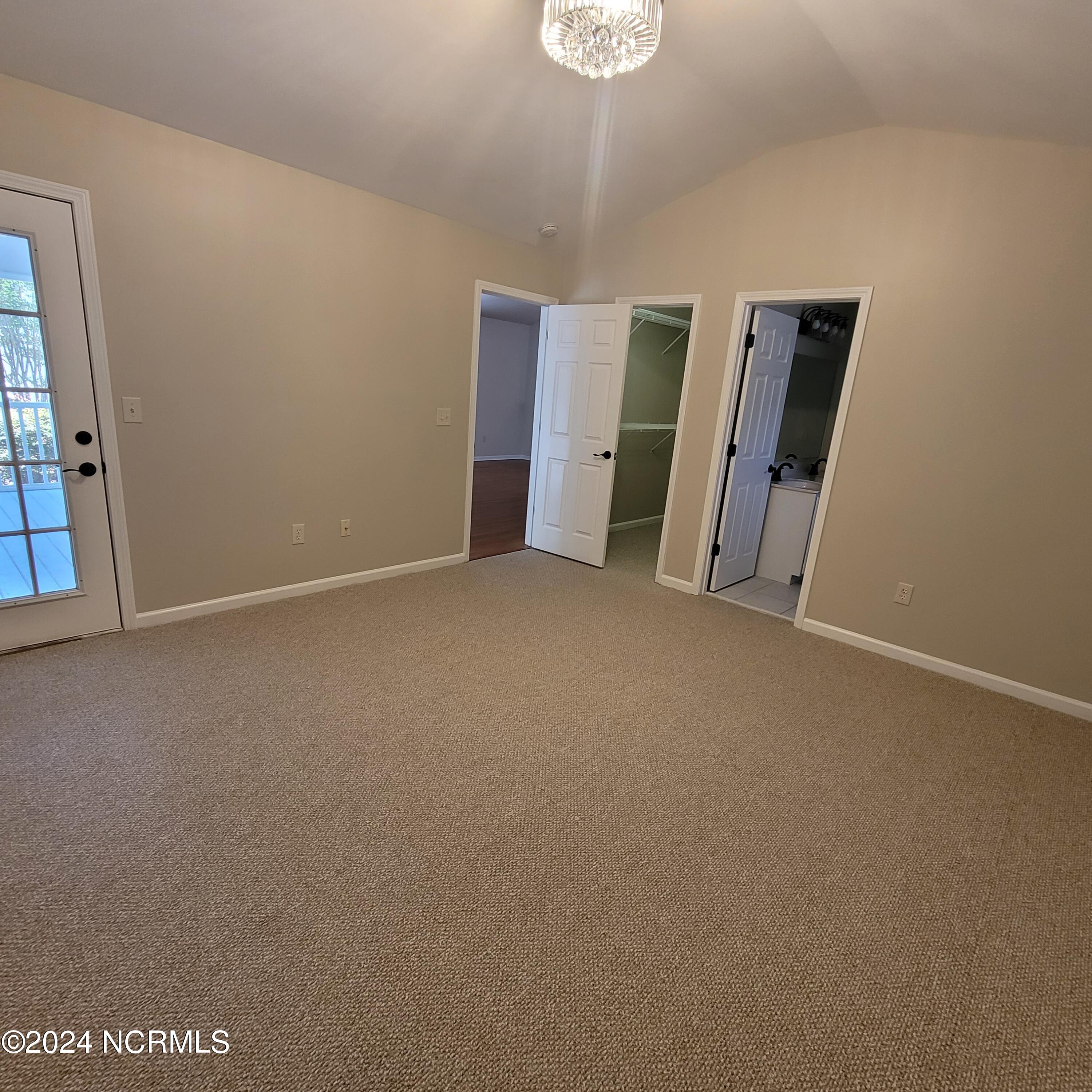 100544715 | Photo 15