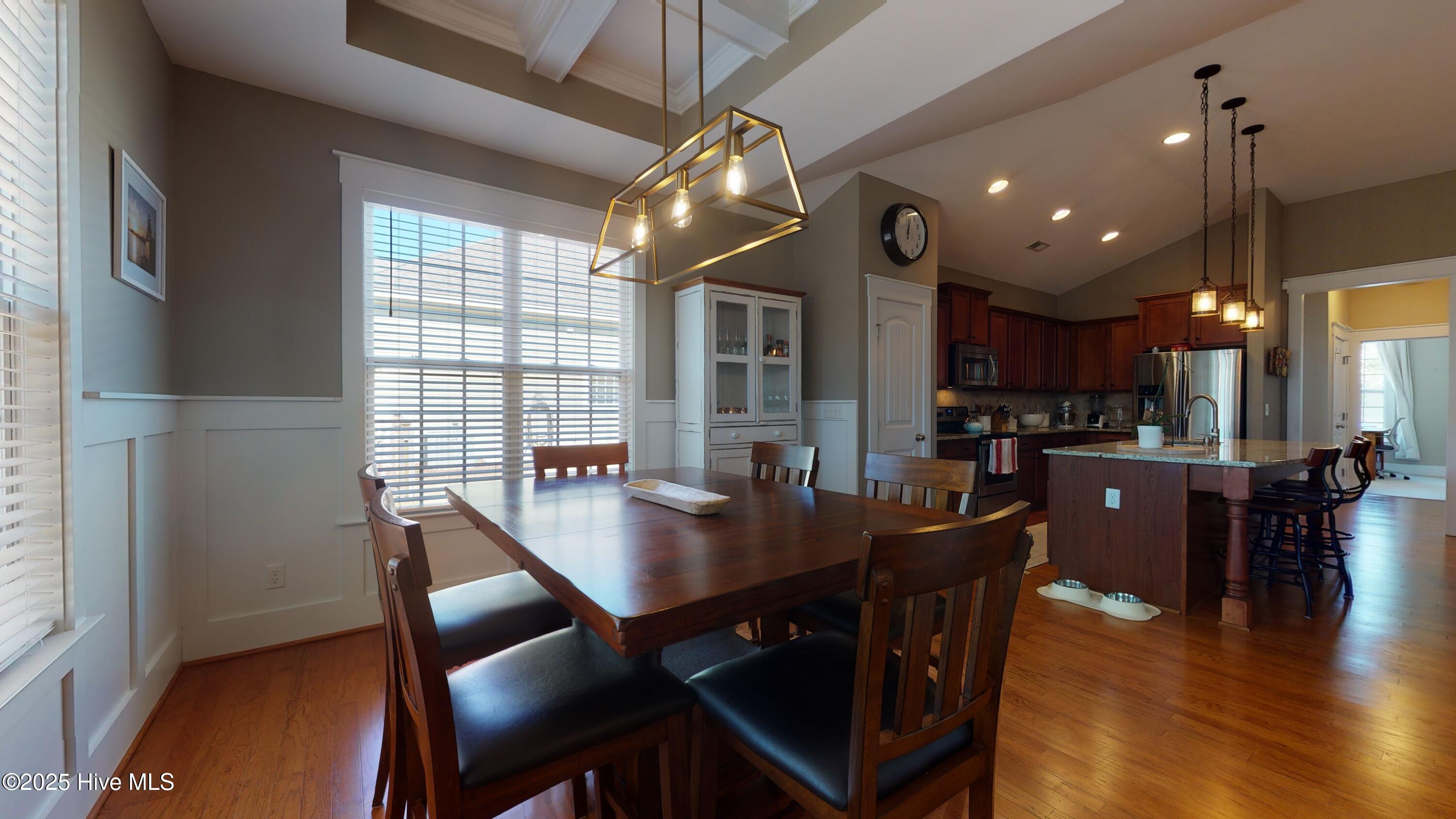 100570166 | Photo 33