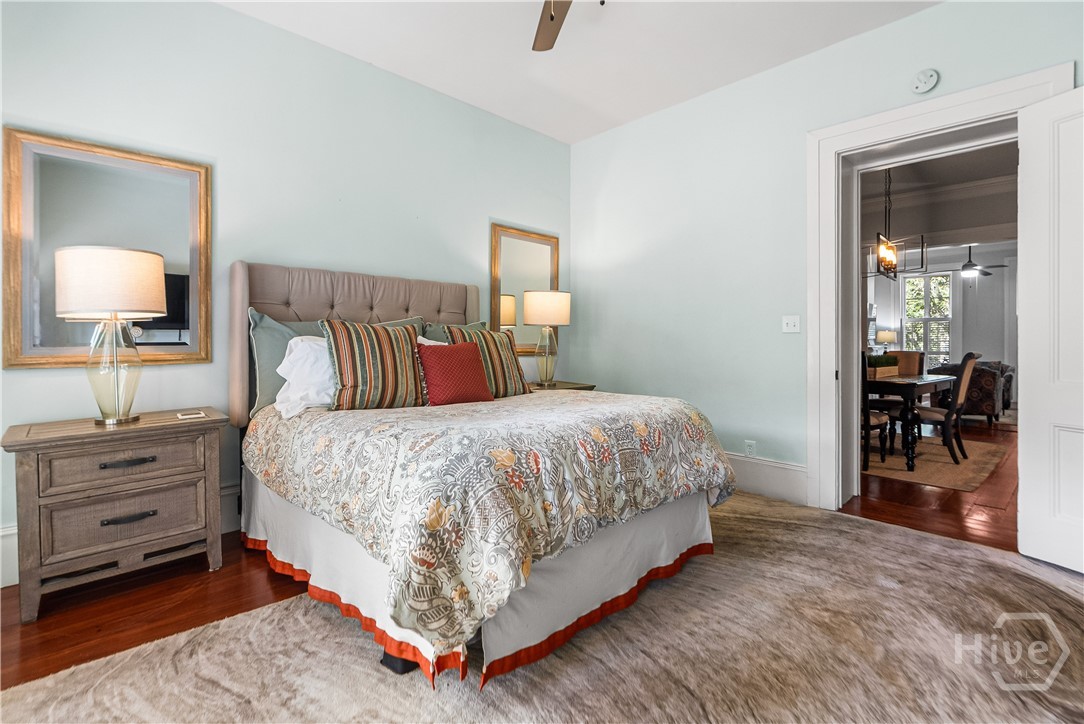 Spacious parlor level???????????????????????????????????????? bedroom.