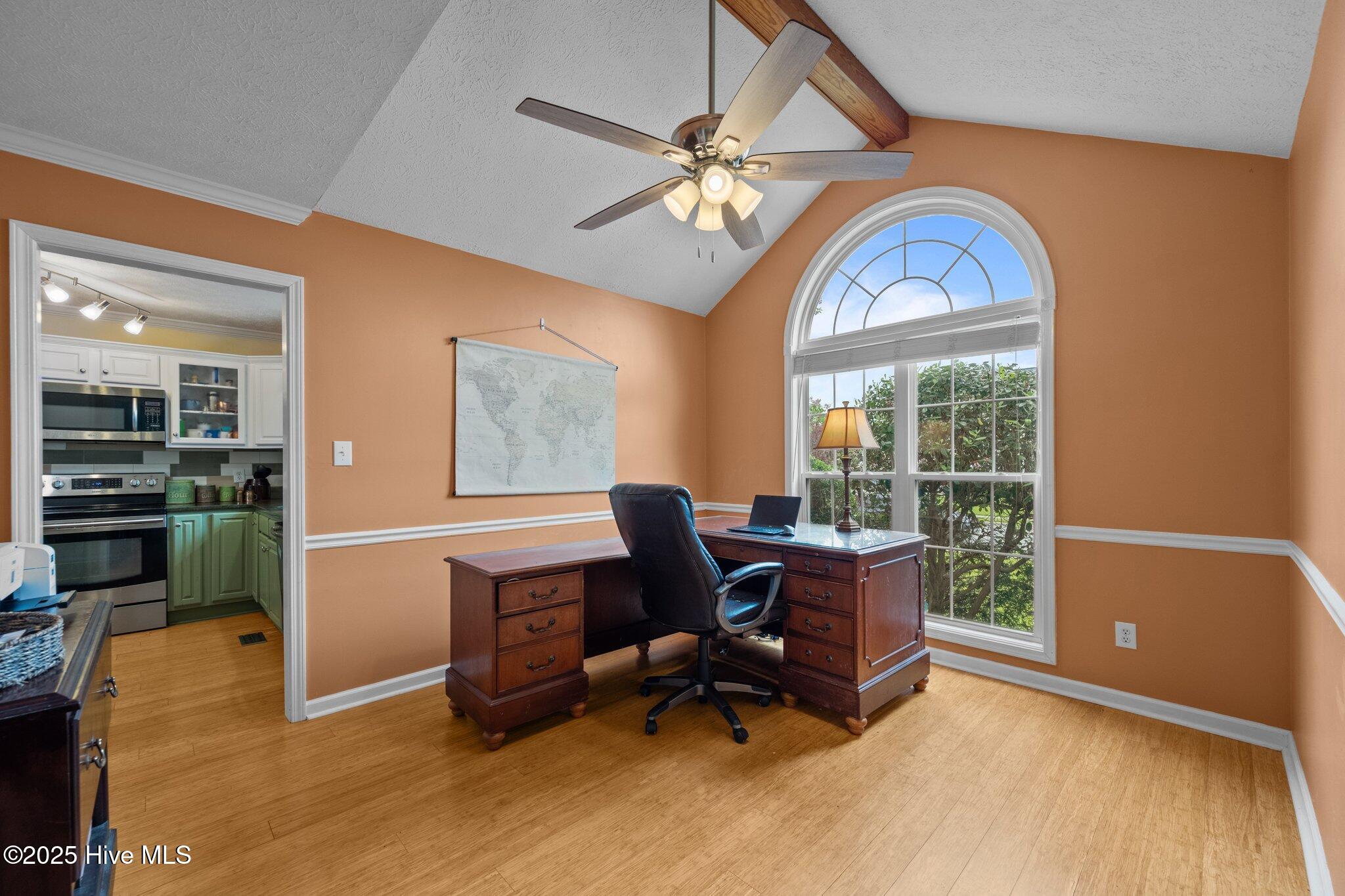 100548060 | Photo 14