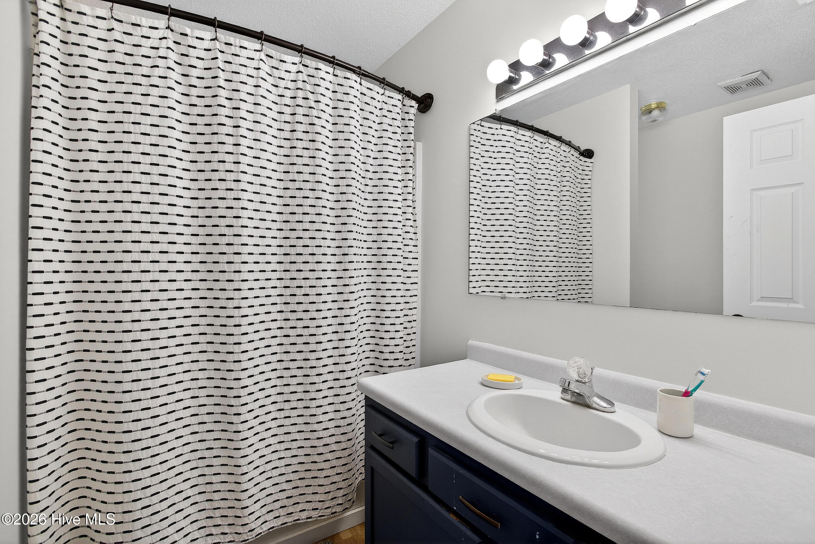 100548715 | Photo 19