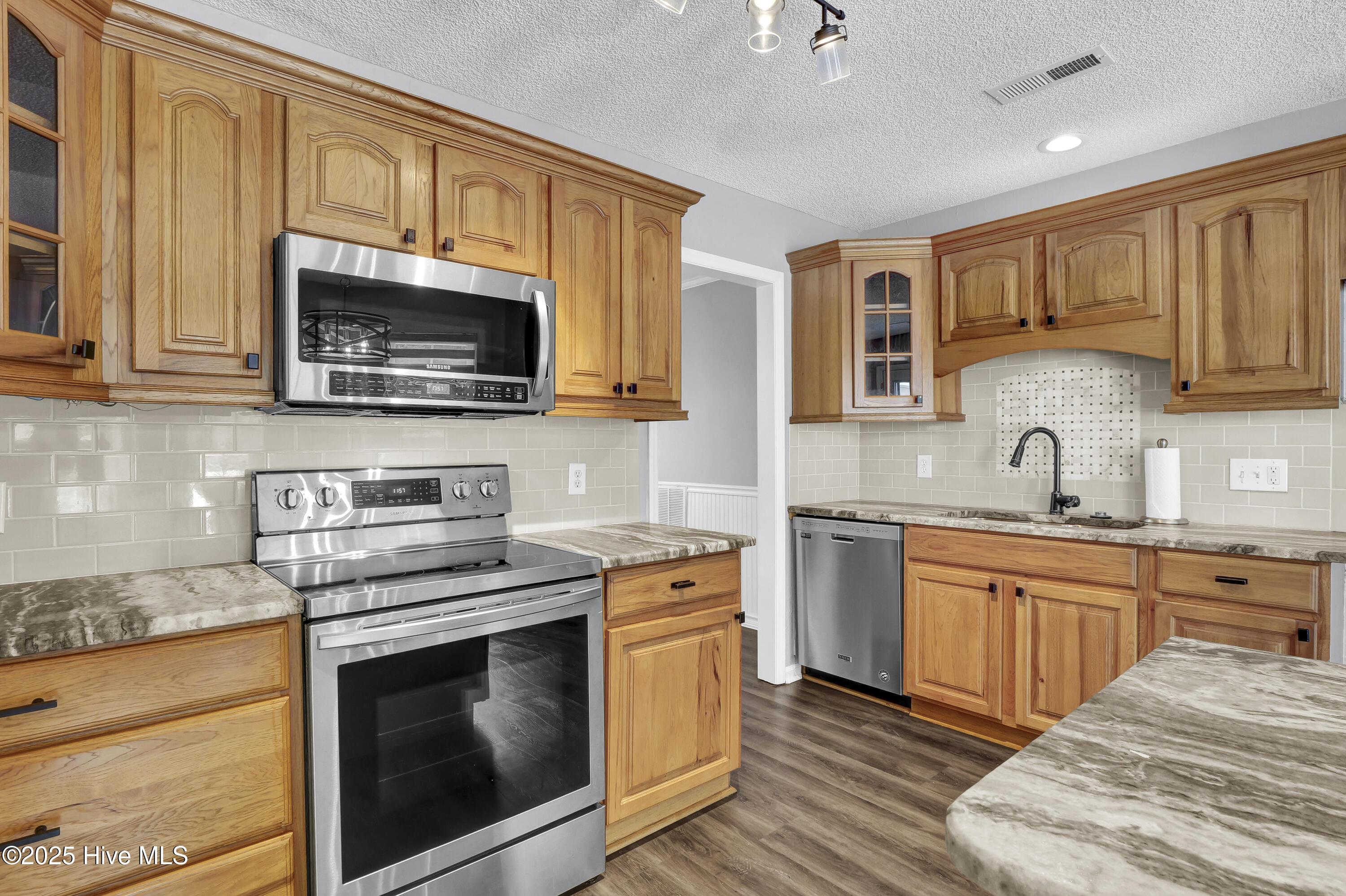 100544266 | Photo 25