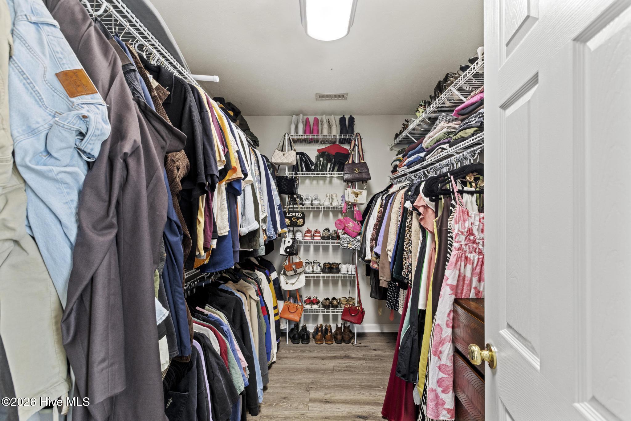 100567348 | Photo 15