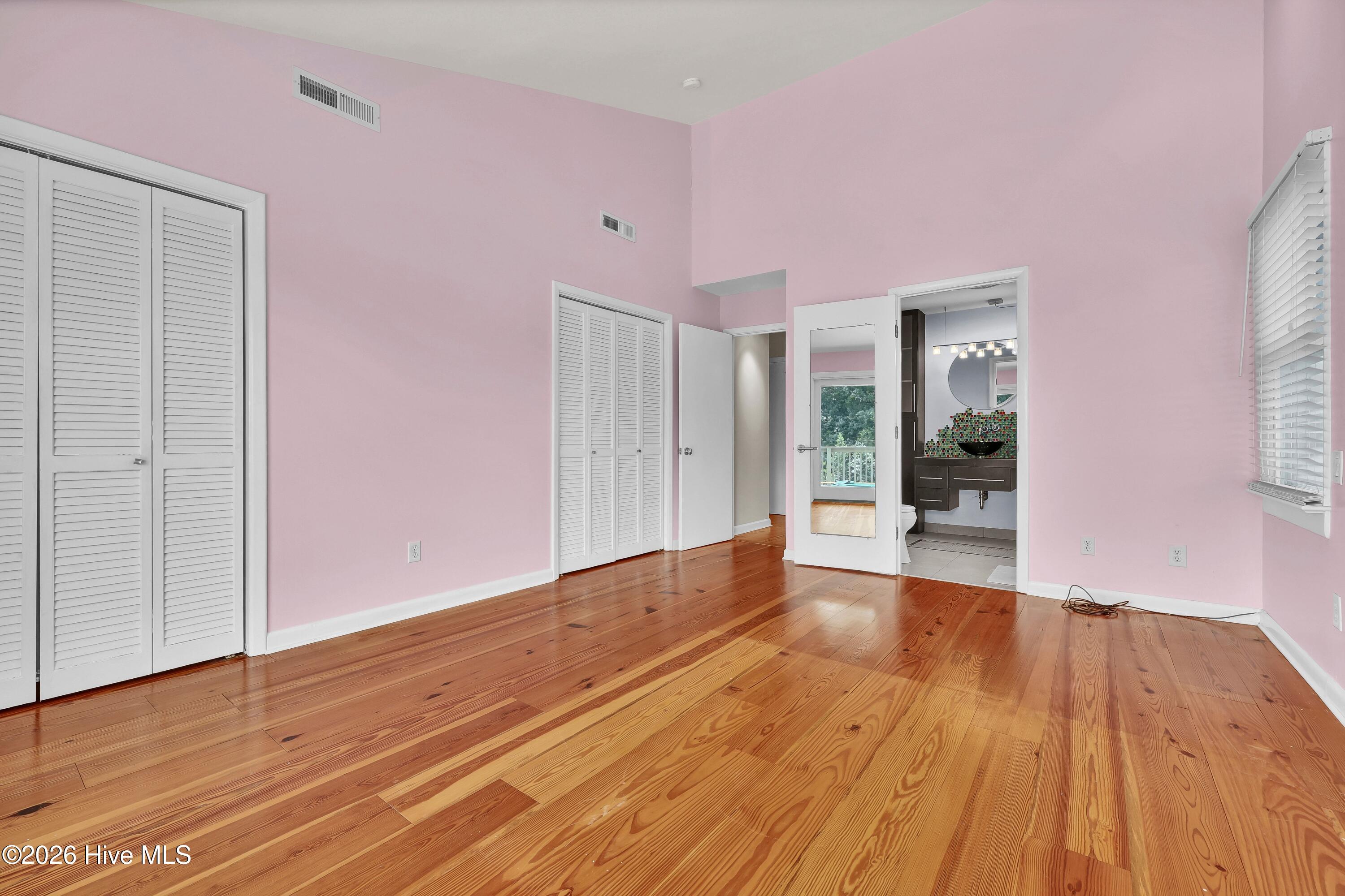 100565989 | Photo 14