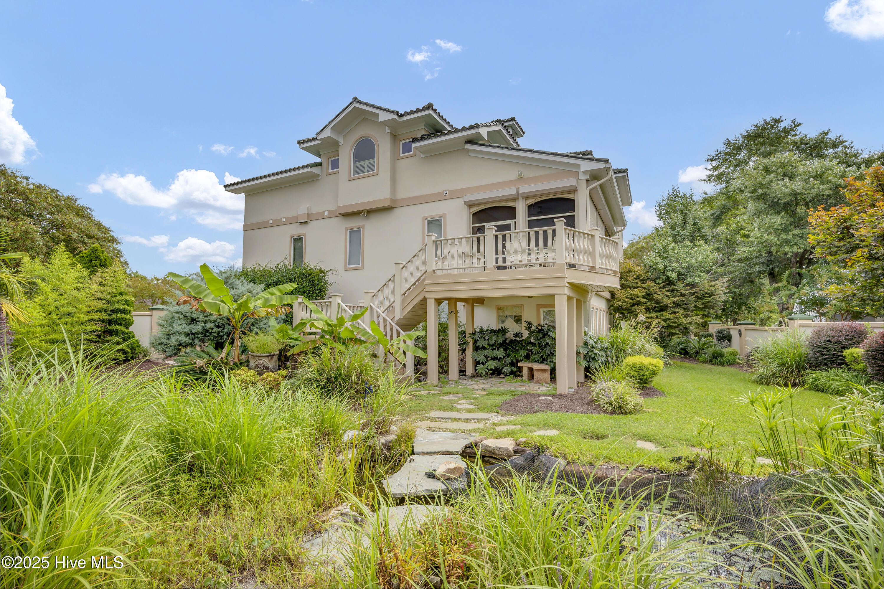 100530989 | Photo 61