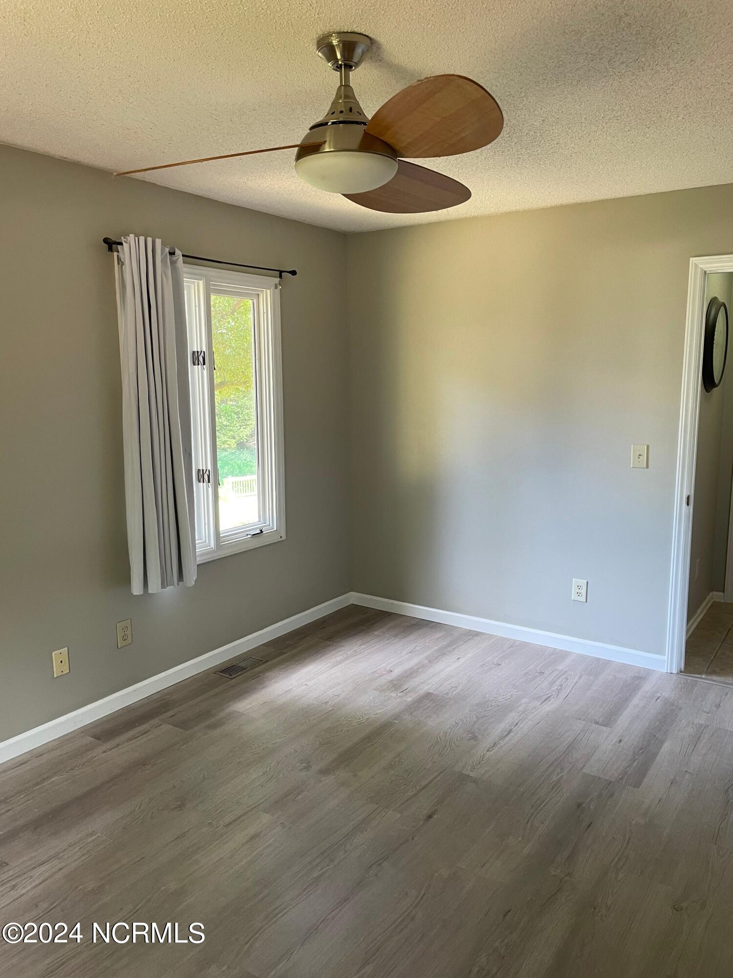 100560812 | Photo 26