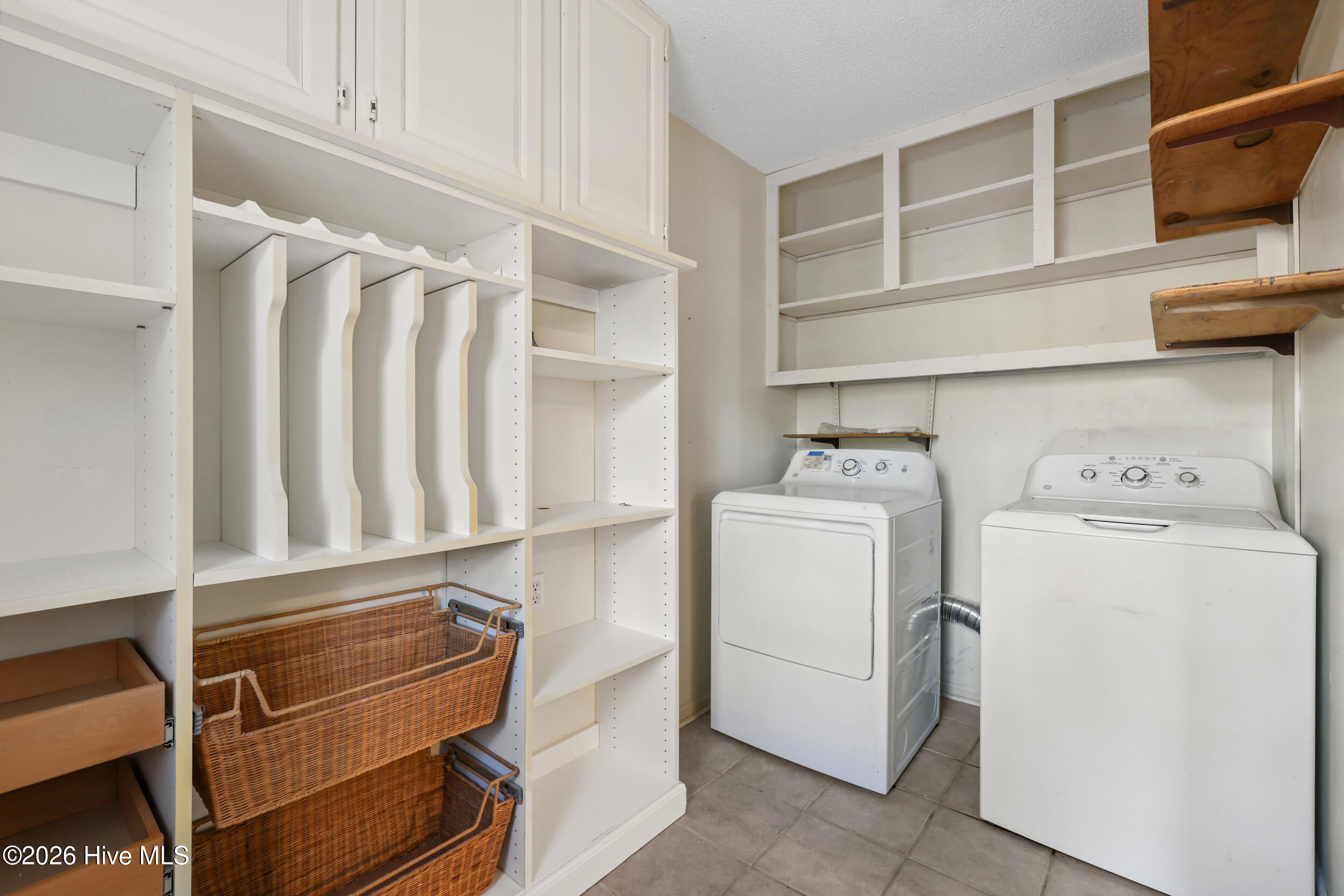 100521049 | Photo 27