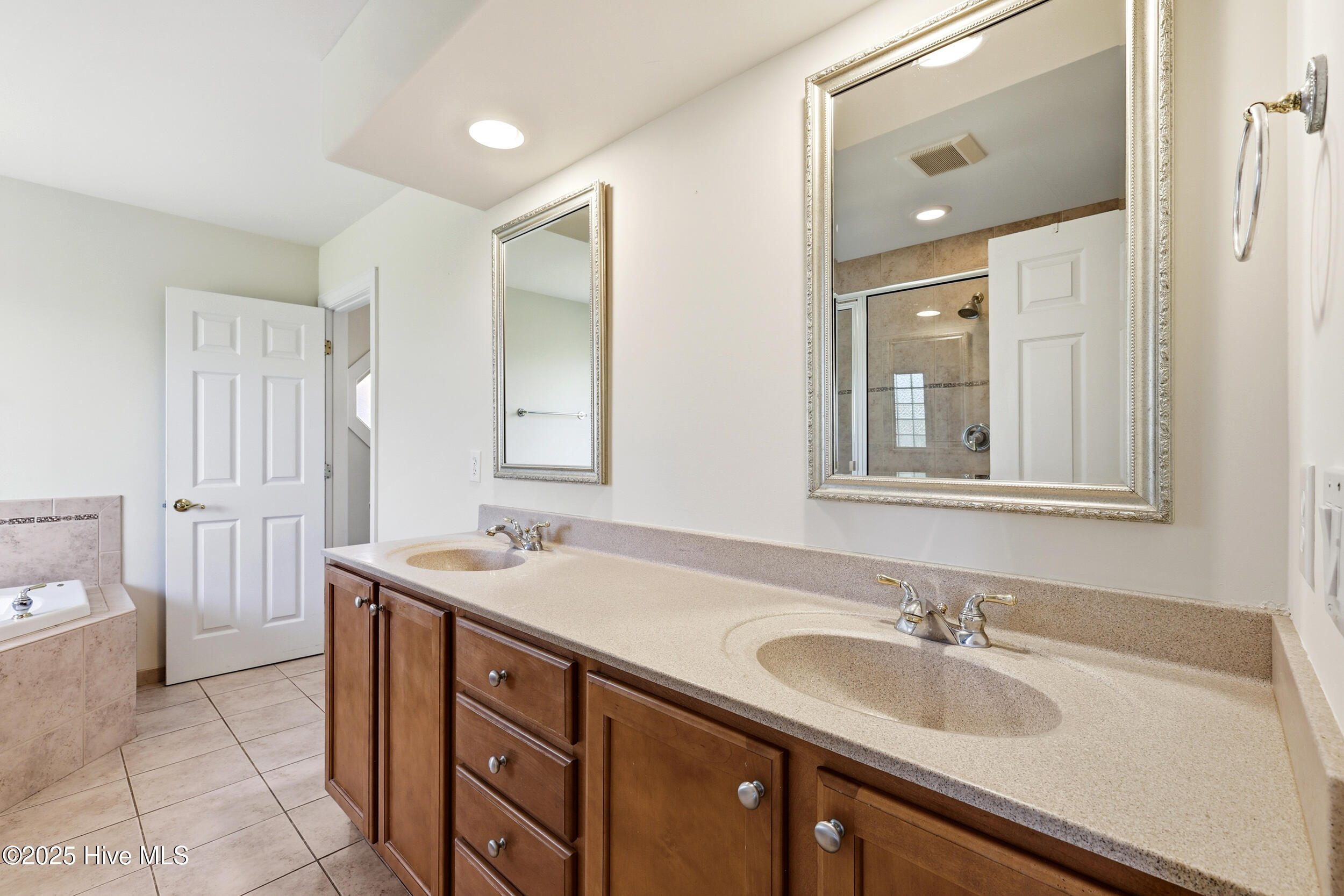 100536932 | Photo 13