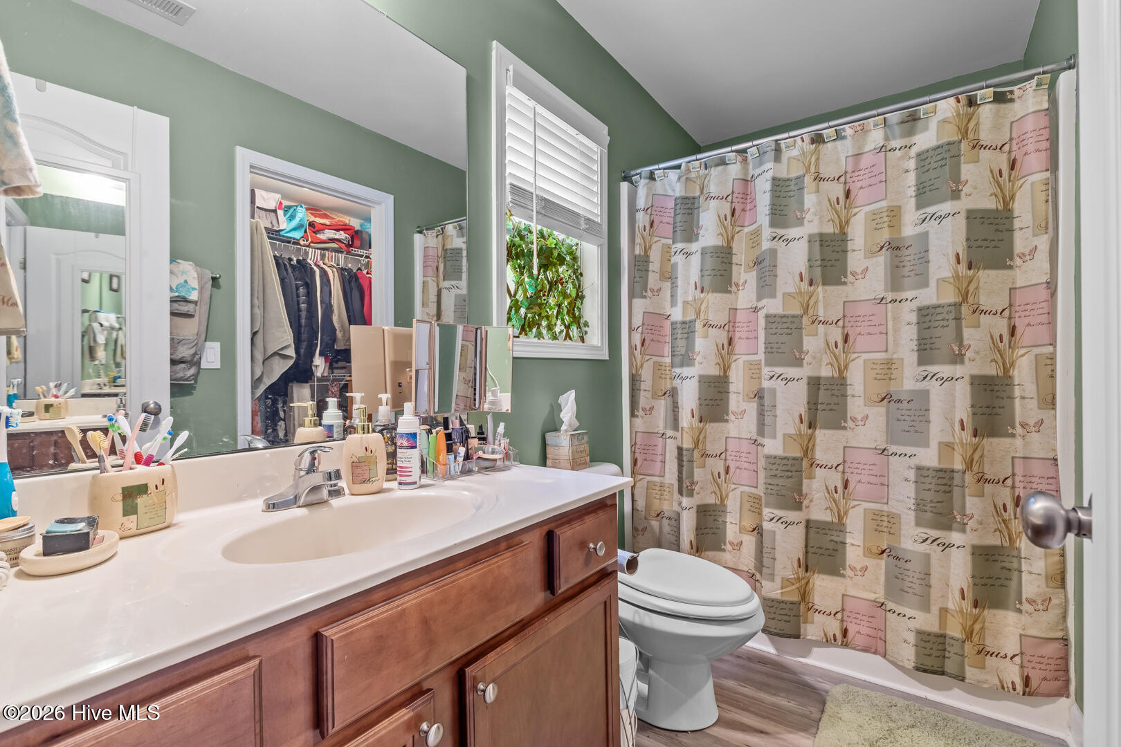 100562392 | Photo 26