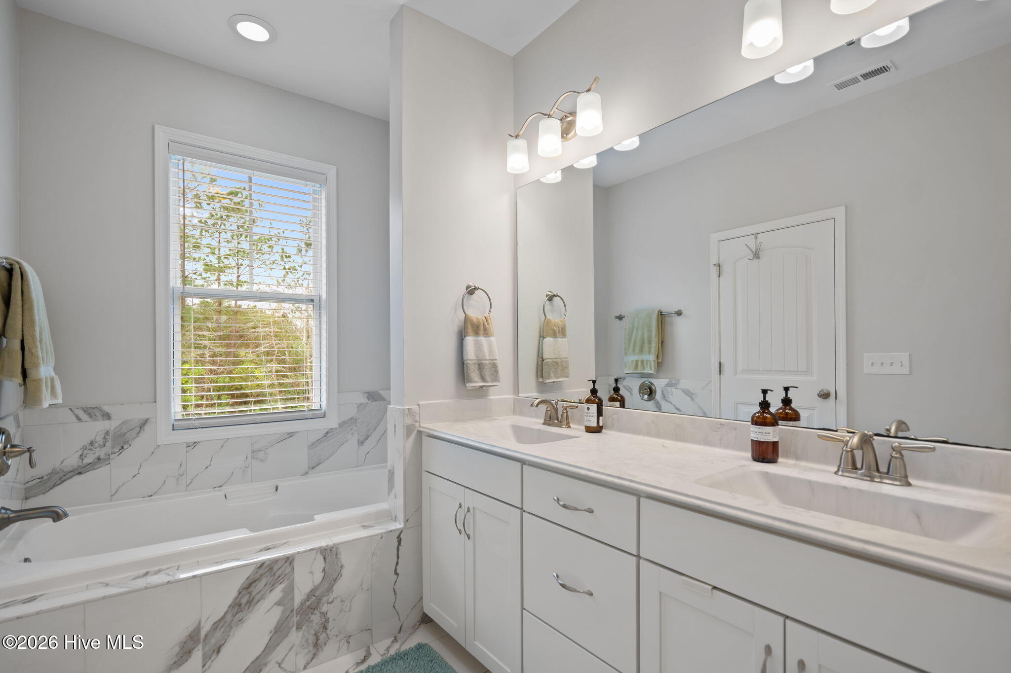 100558672 | Photo 33