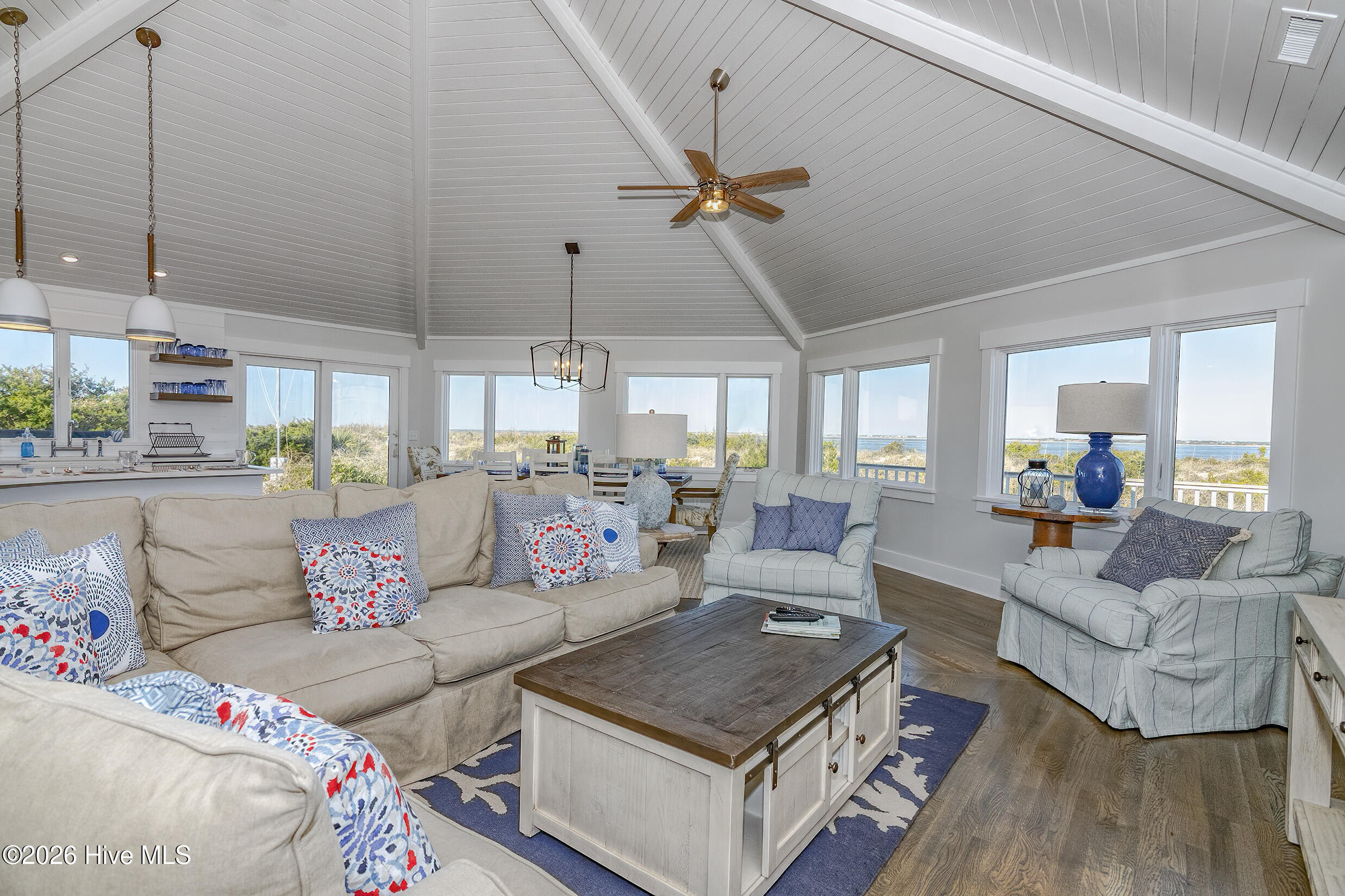 100560271 | Photo 14