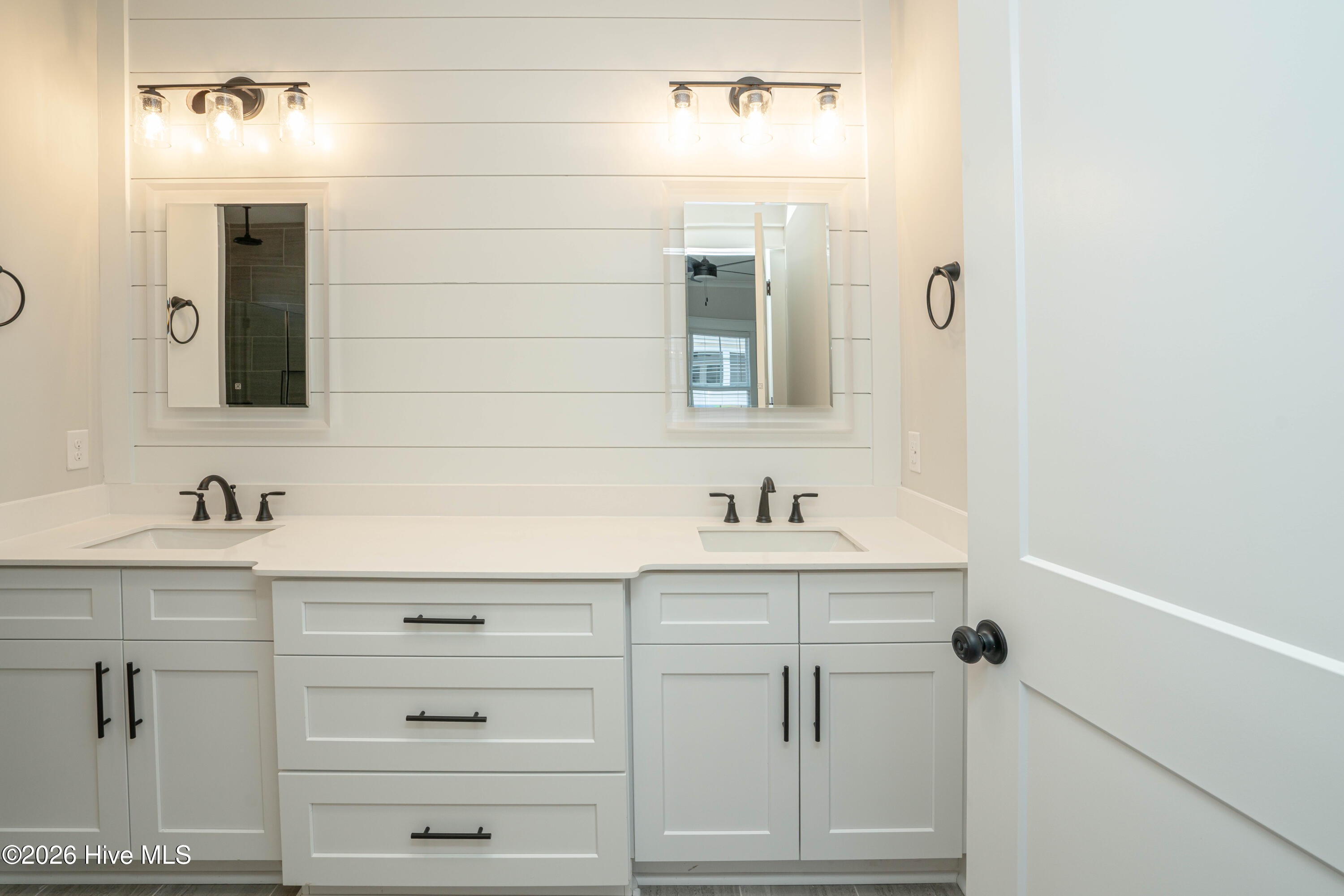 100548241 | Photo 16