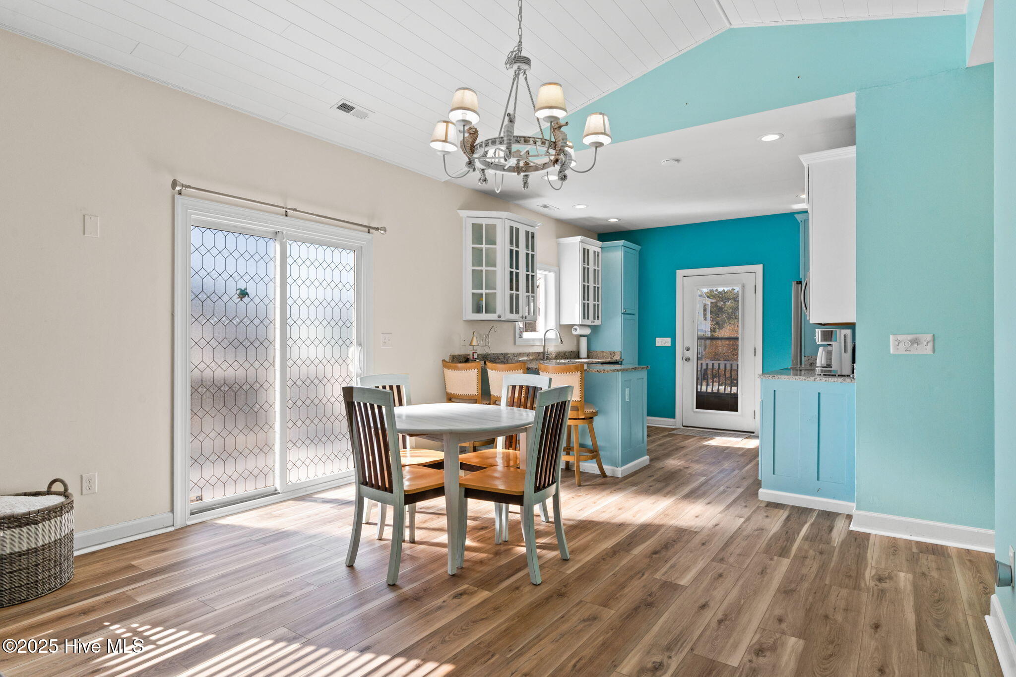 100542158 | Photo 26