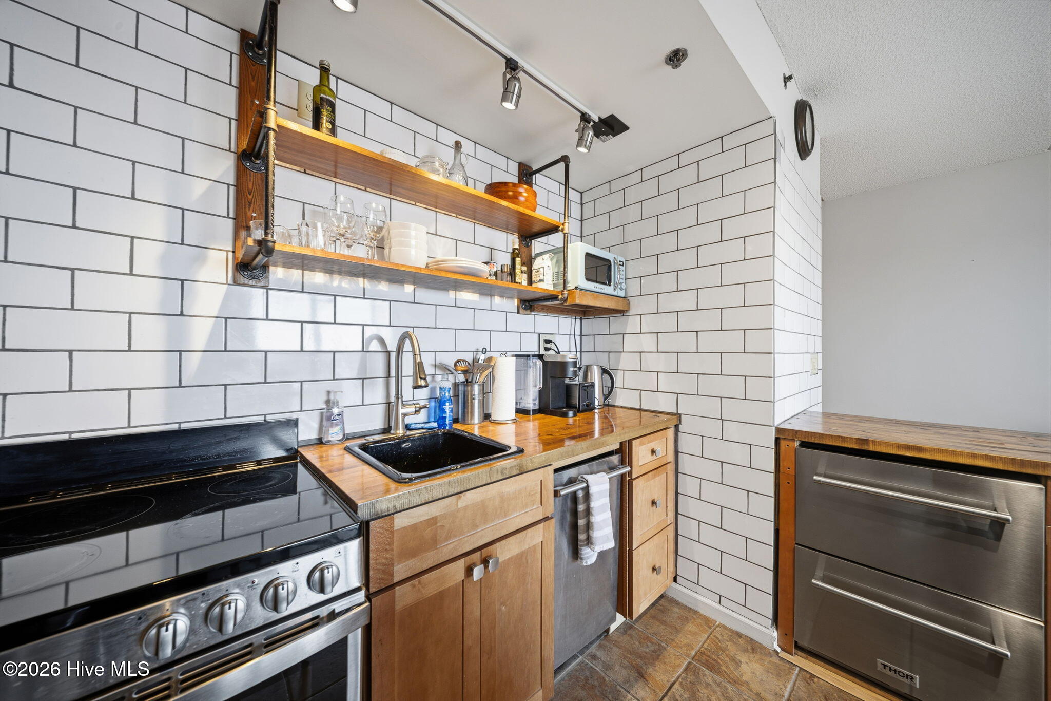 100557626 | Photo 15