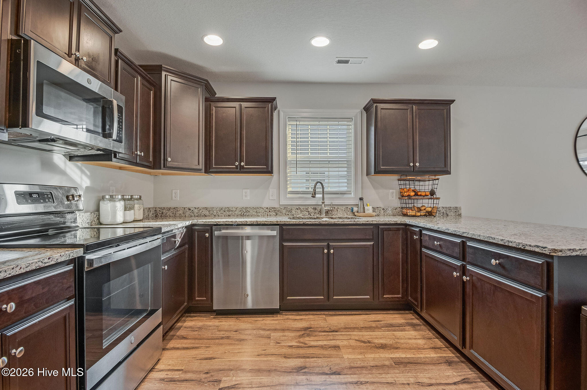 100568428 | Photo 16