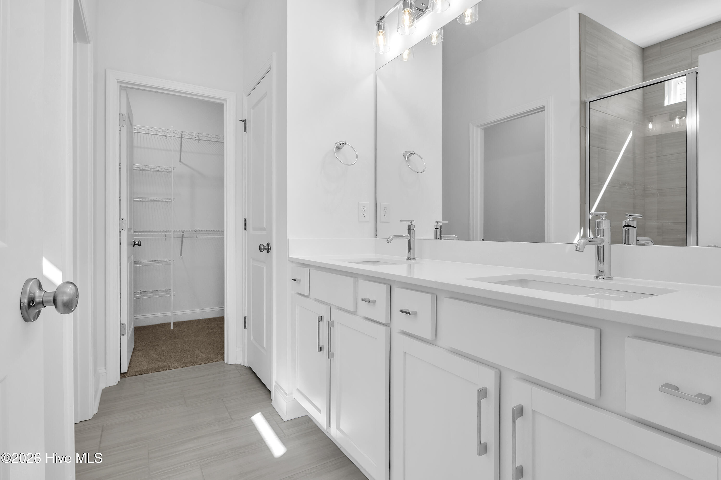 100563590 | Photo 24