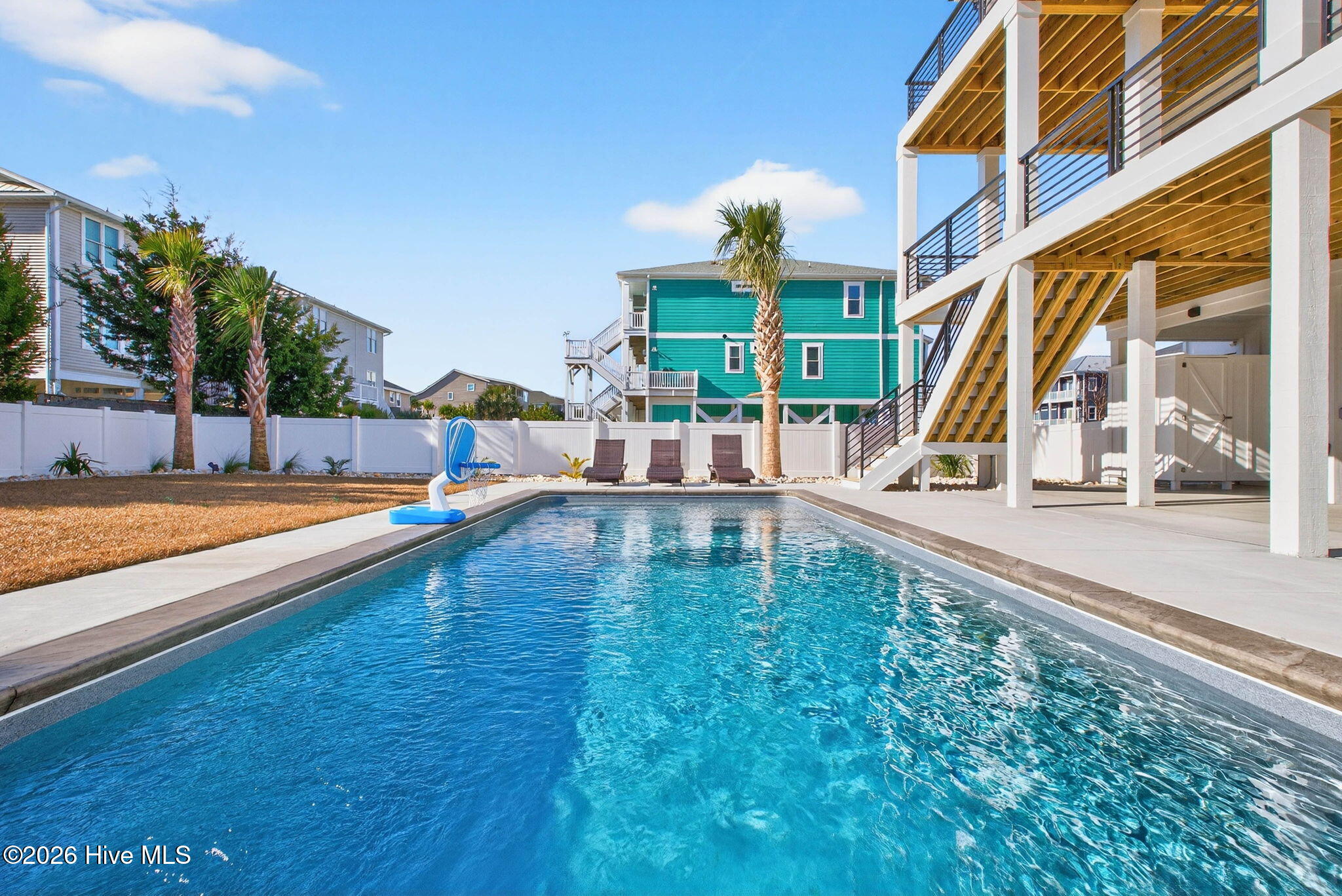 100570262 | Photo 70