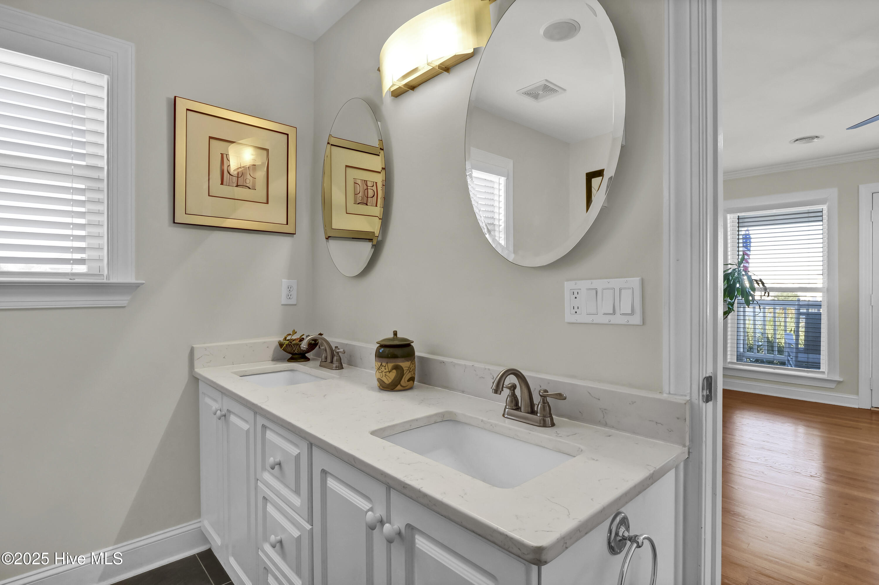 100497628 | Photo 26