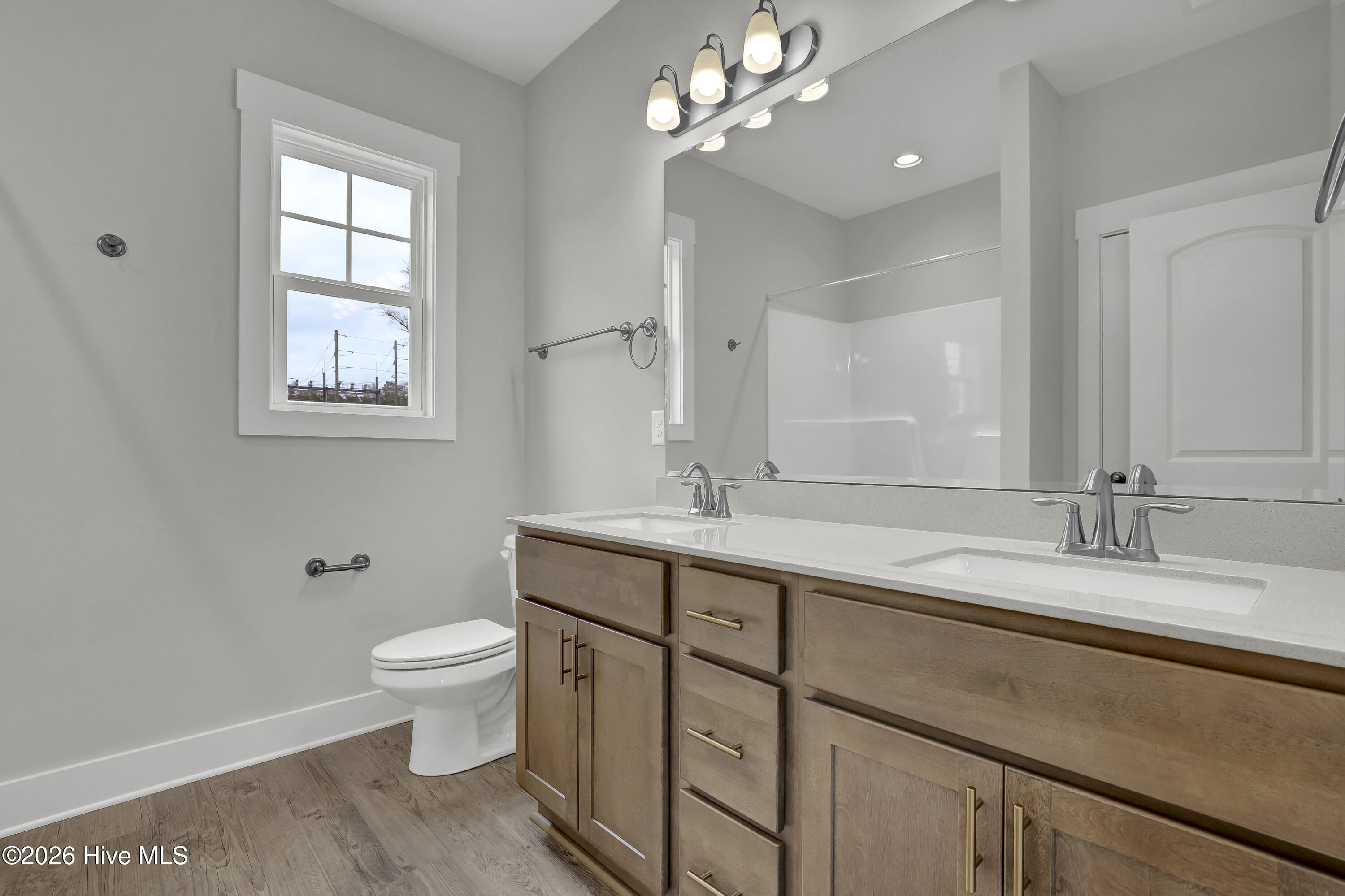 100534930 | Photo 15