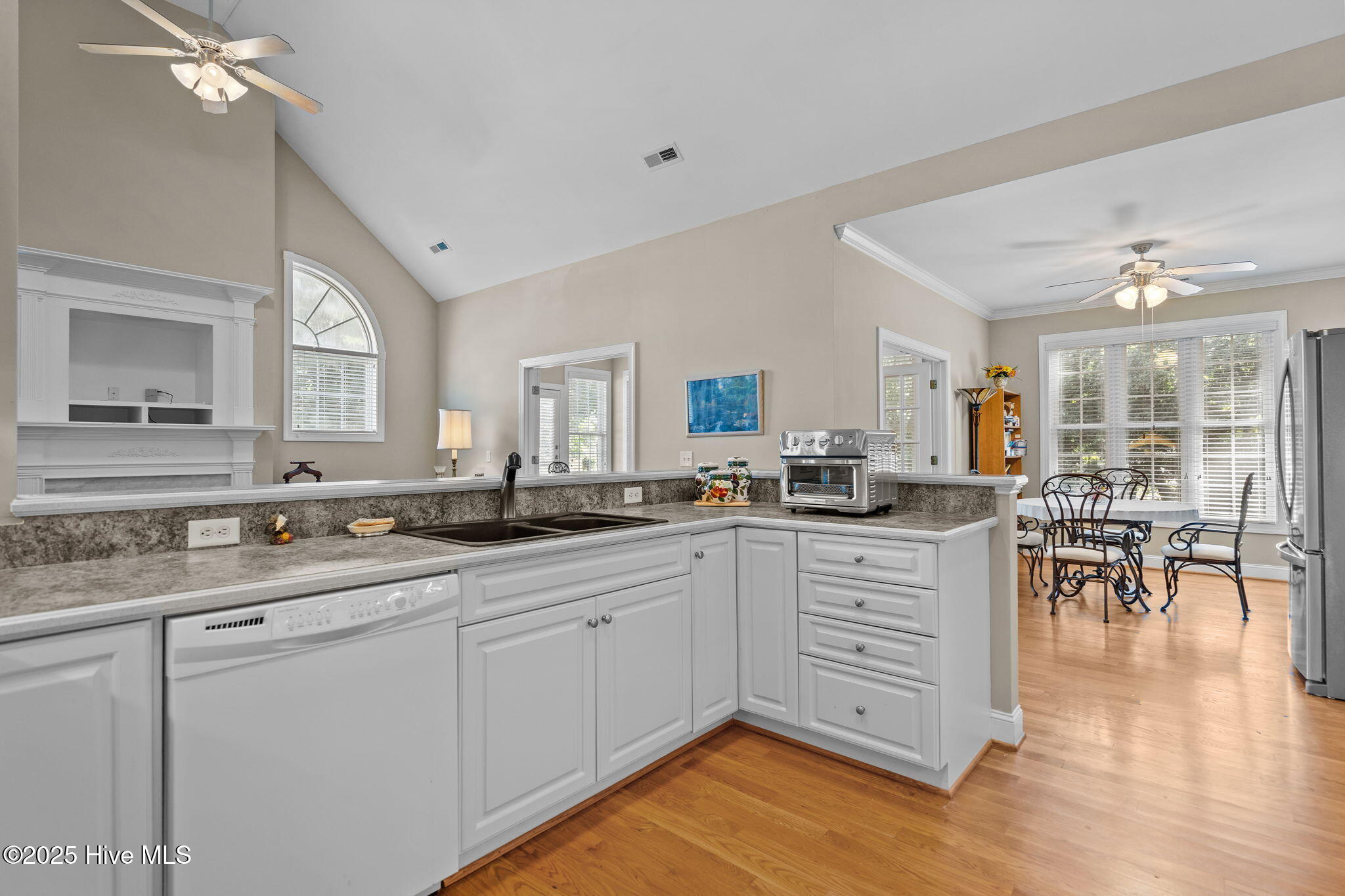 100532156 | Photo 14