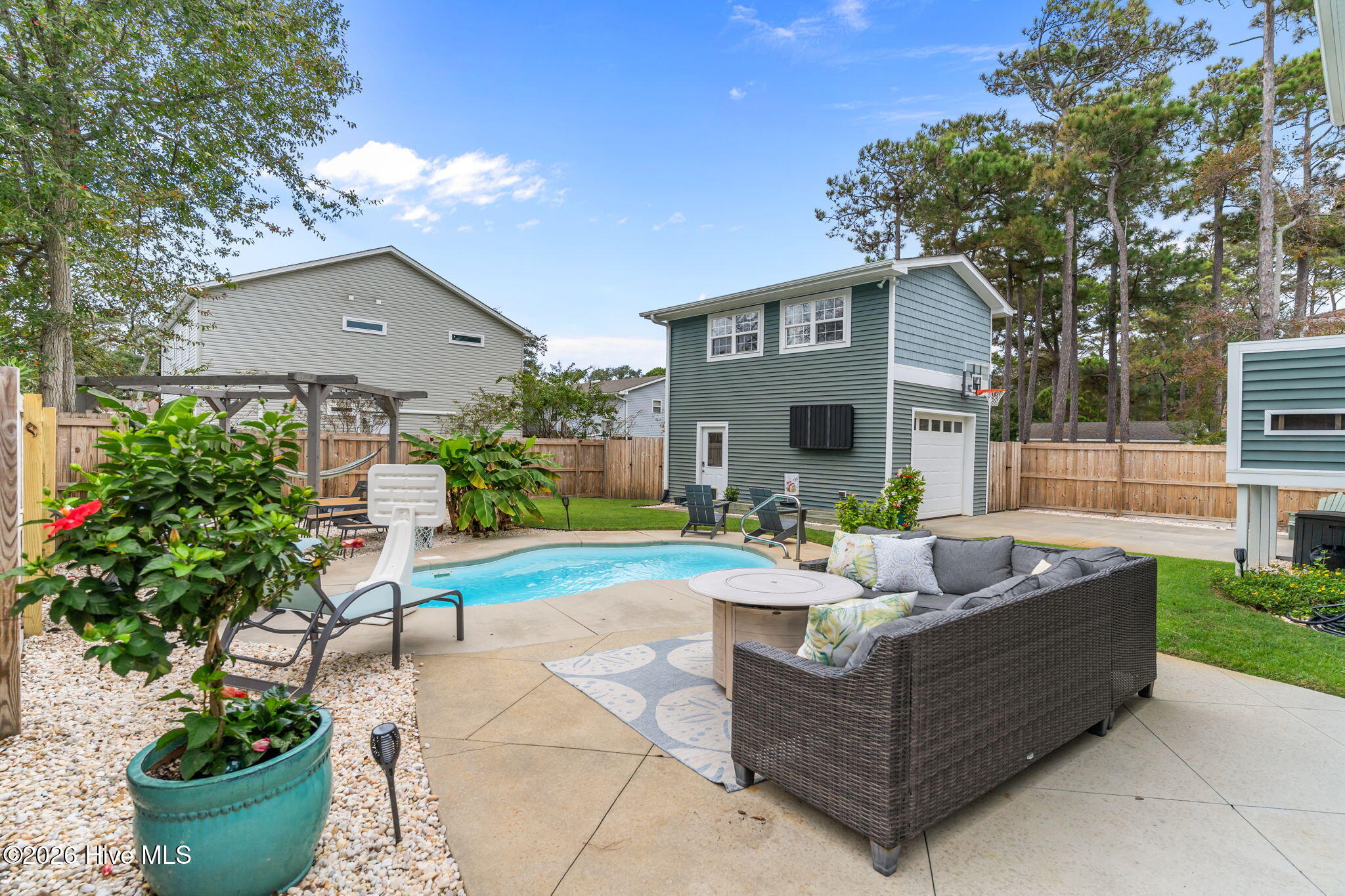 100557179 | Photo 46