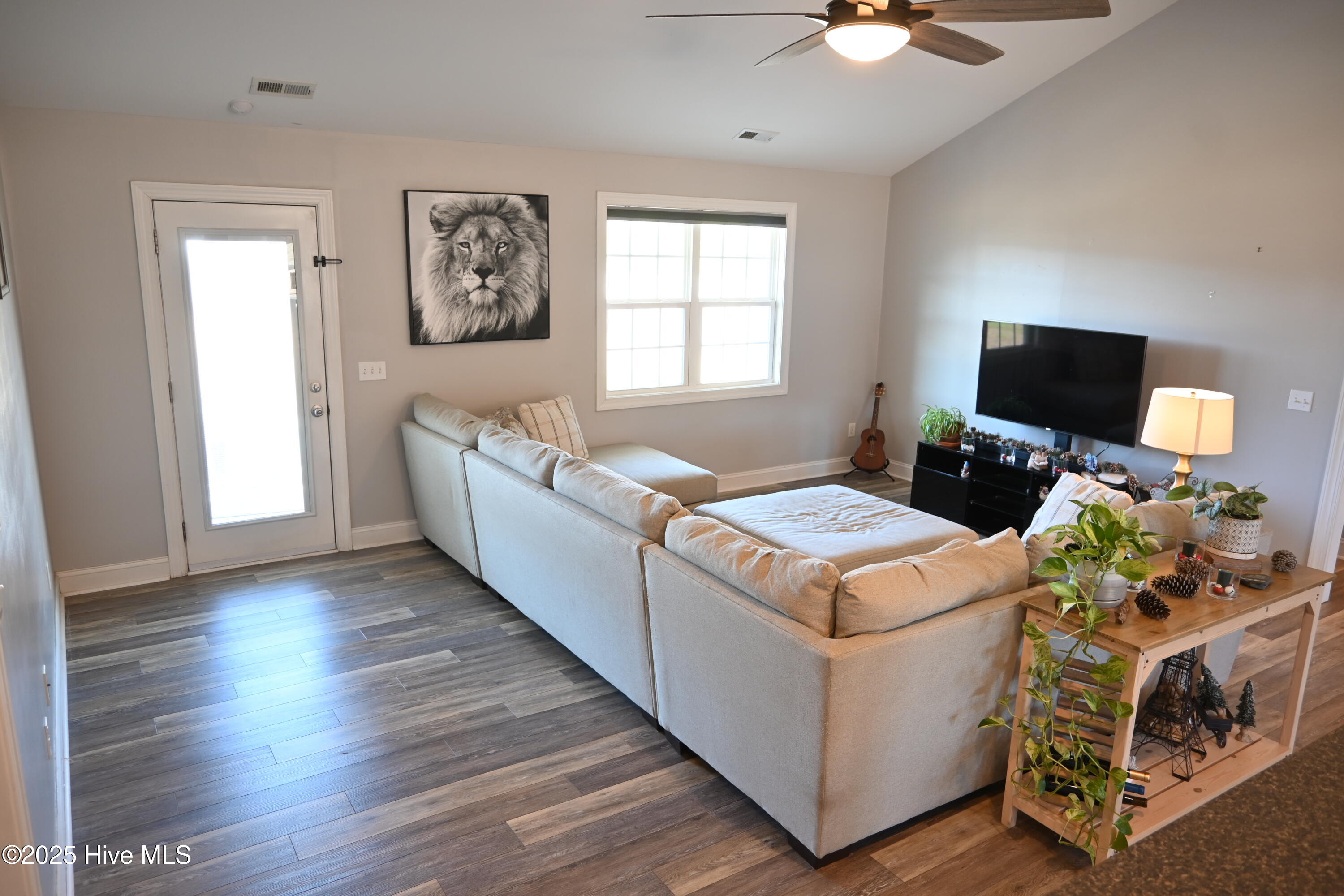 100547173 | Photo 10