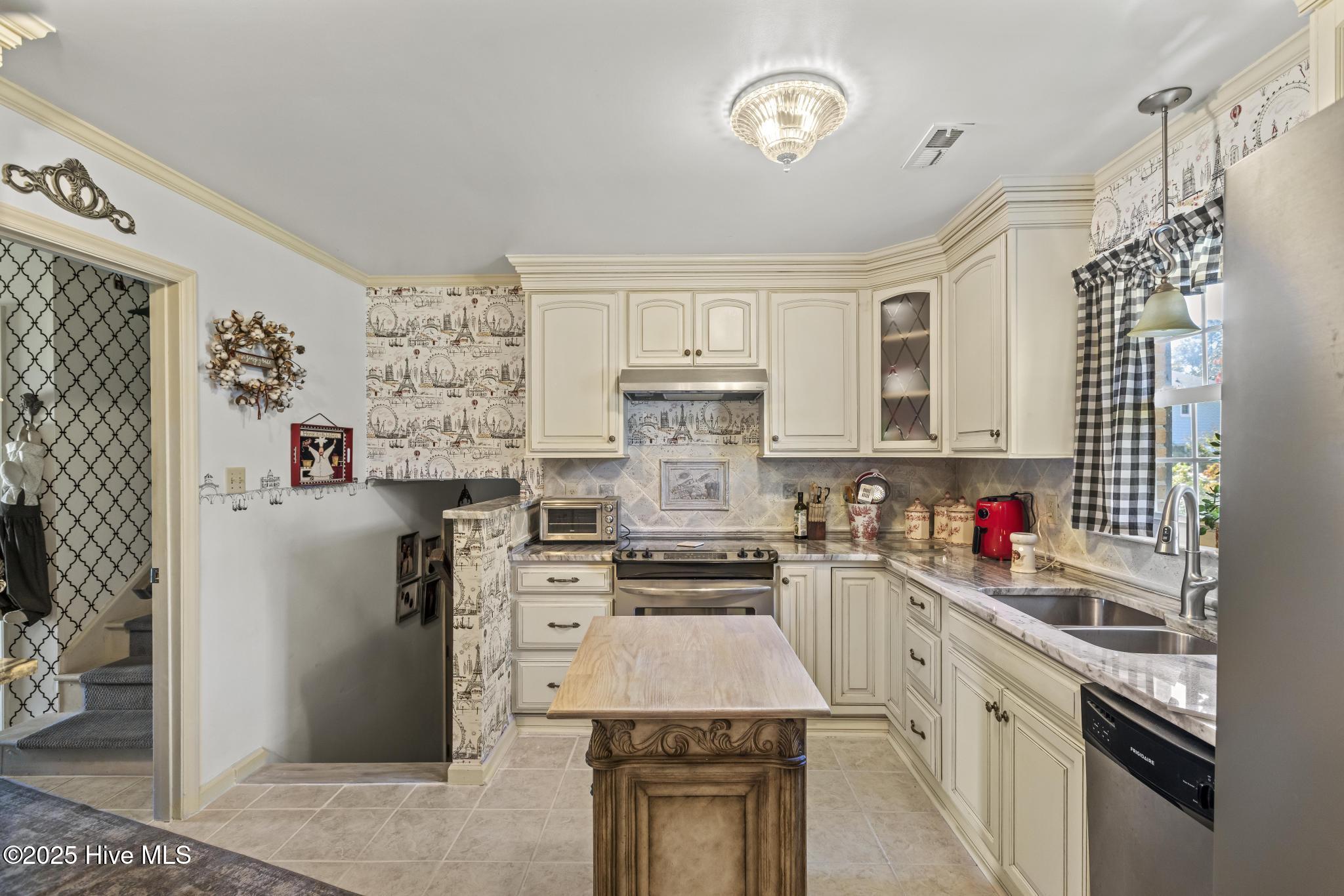 100537186 | Photo 16