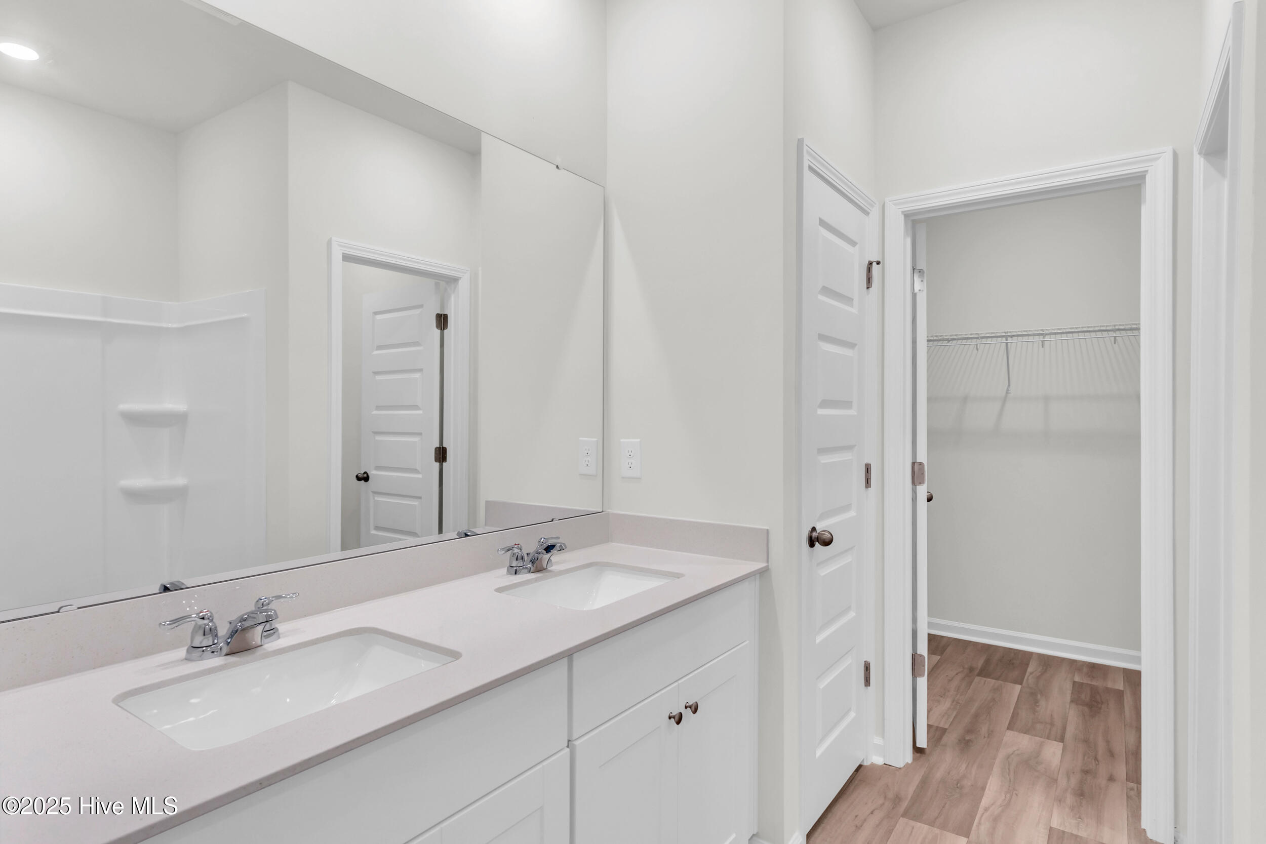 100521809 | Photo 23