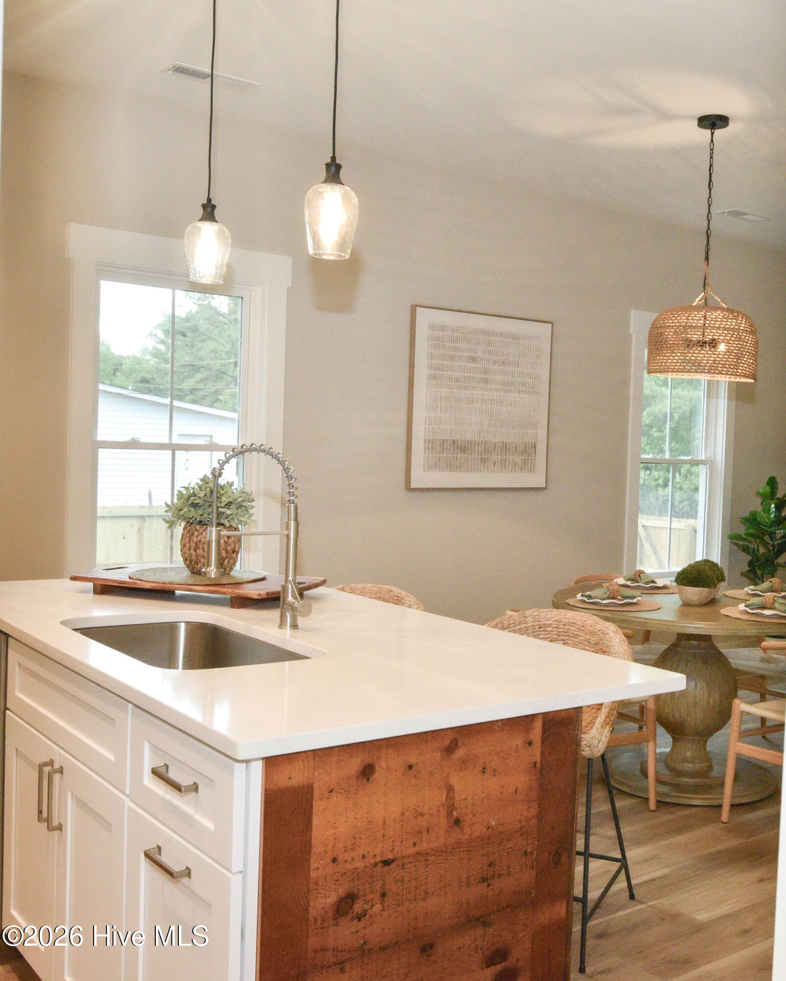 100569320 | Photo 25