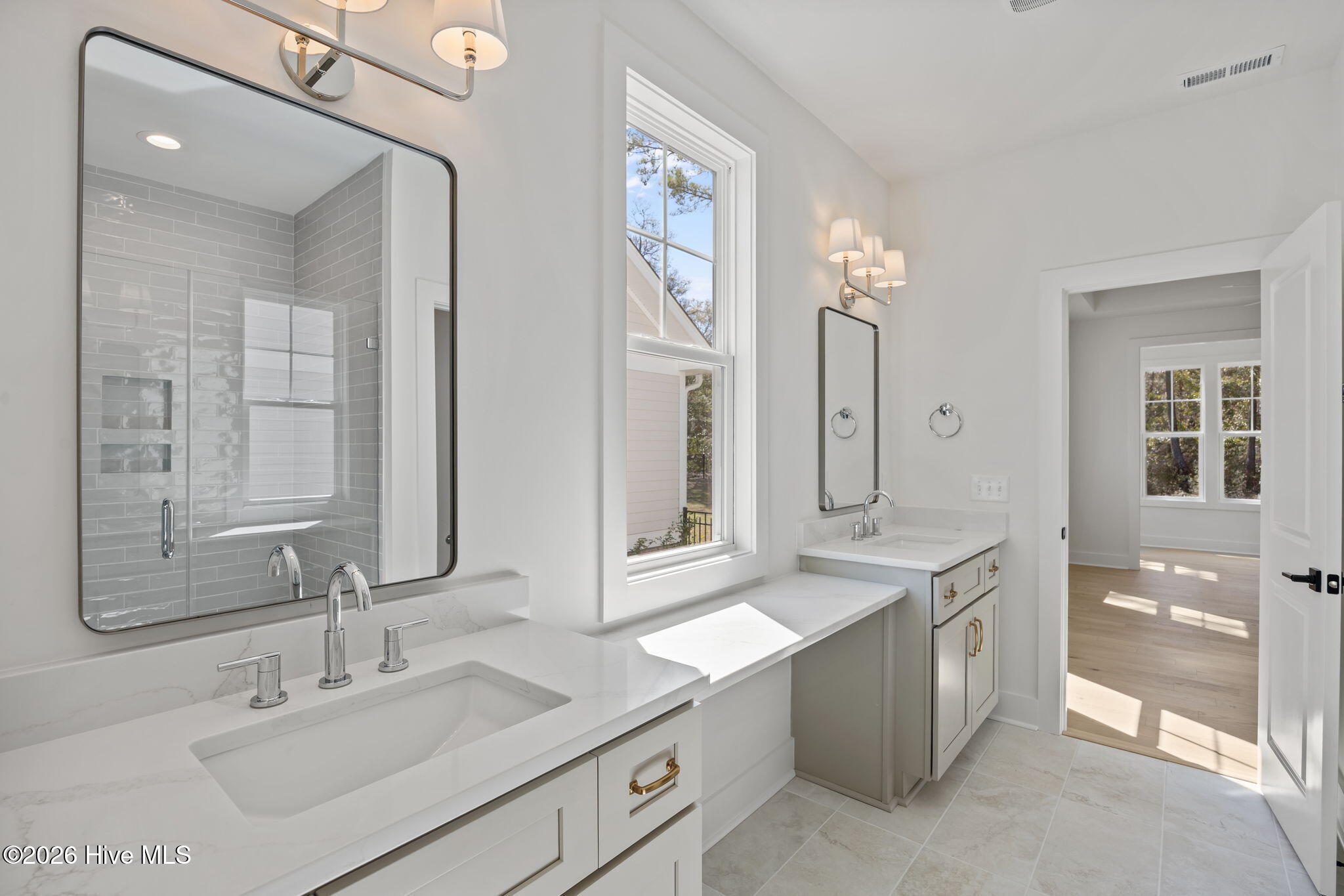 100559098 | Photo 25