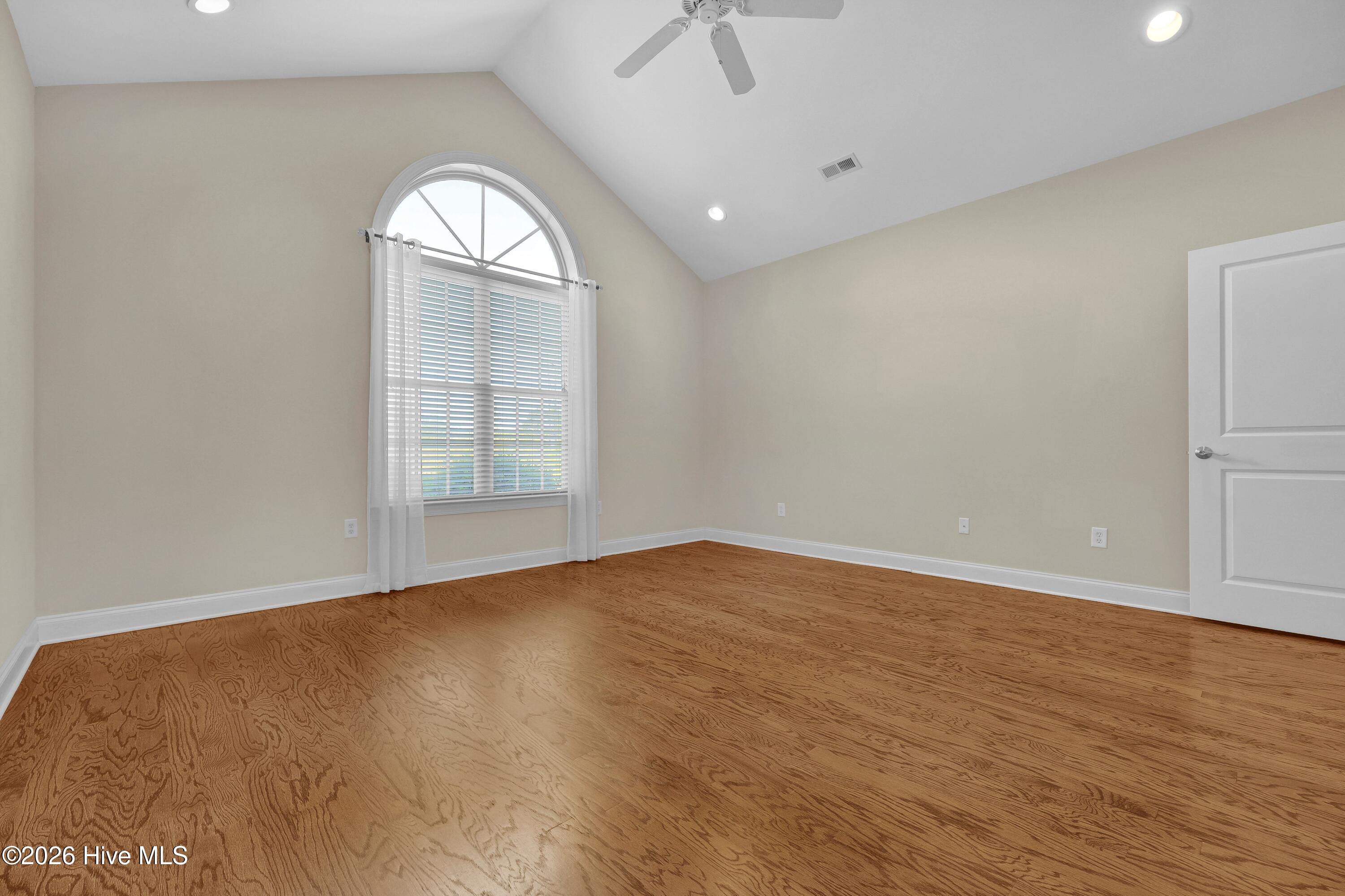 100567268 | Photo 25