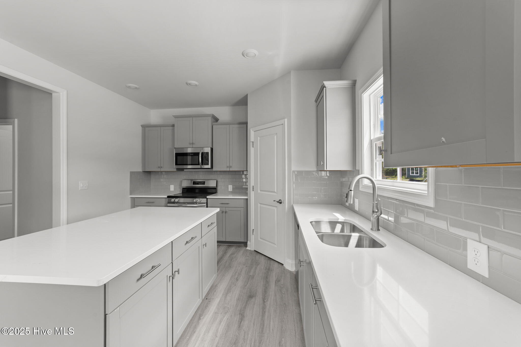 100509946 | Photo 12