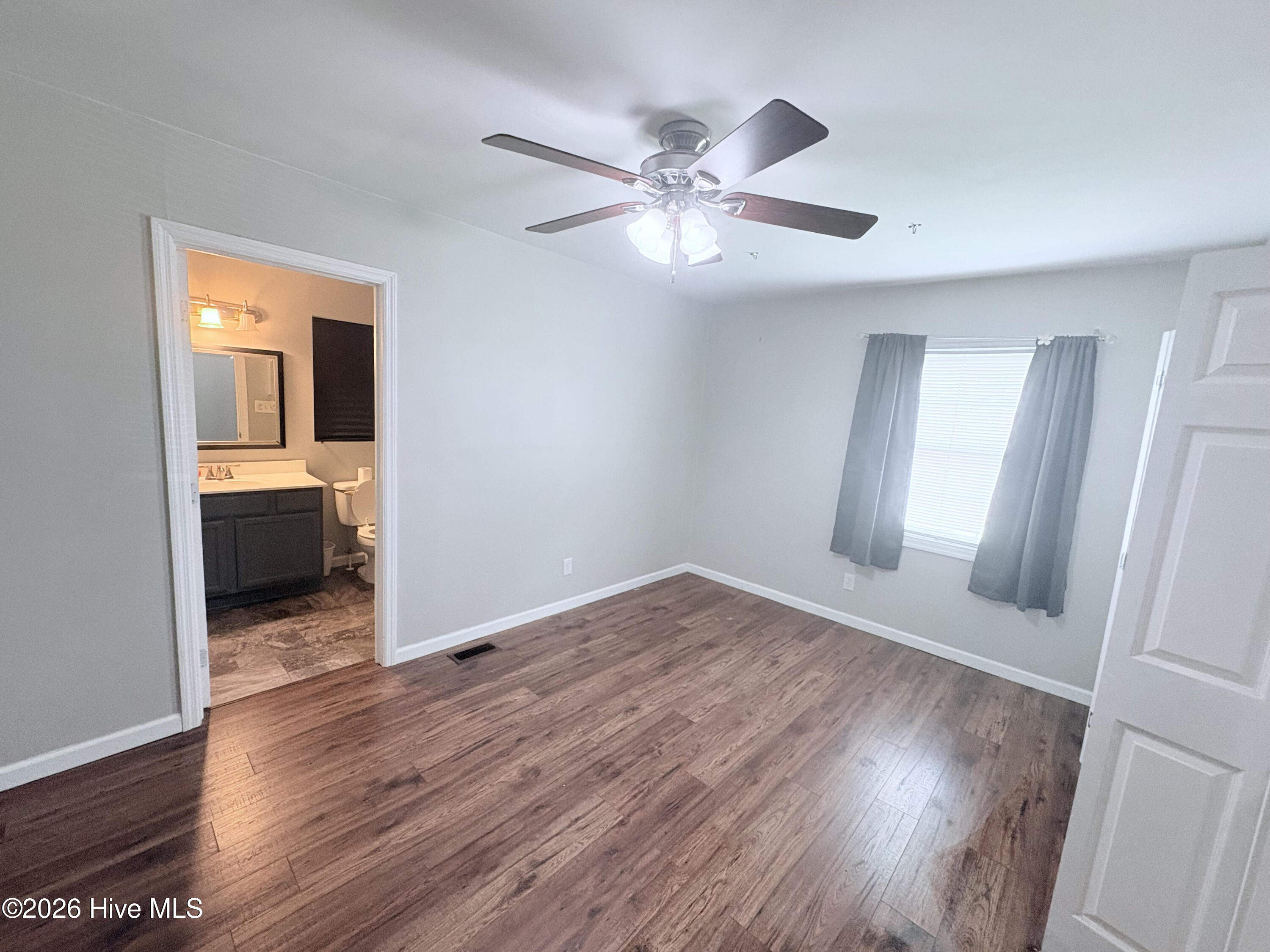 100566369 | Photo 35