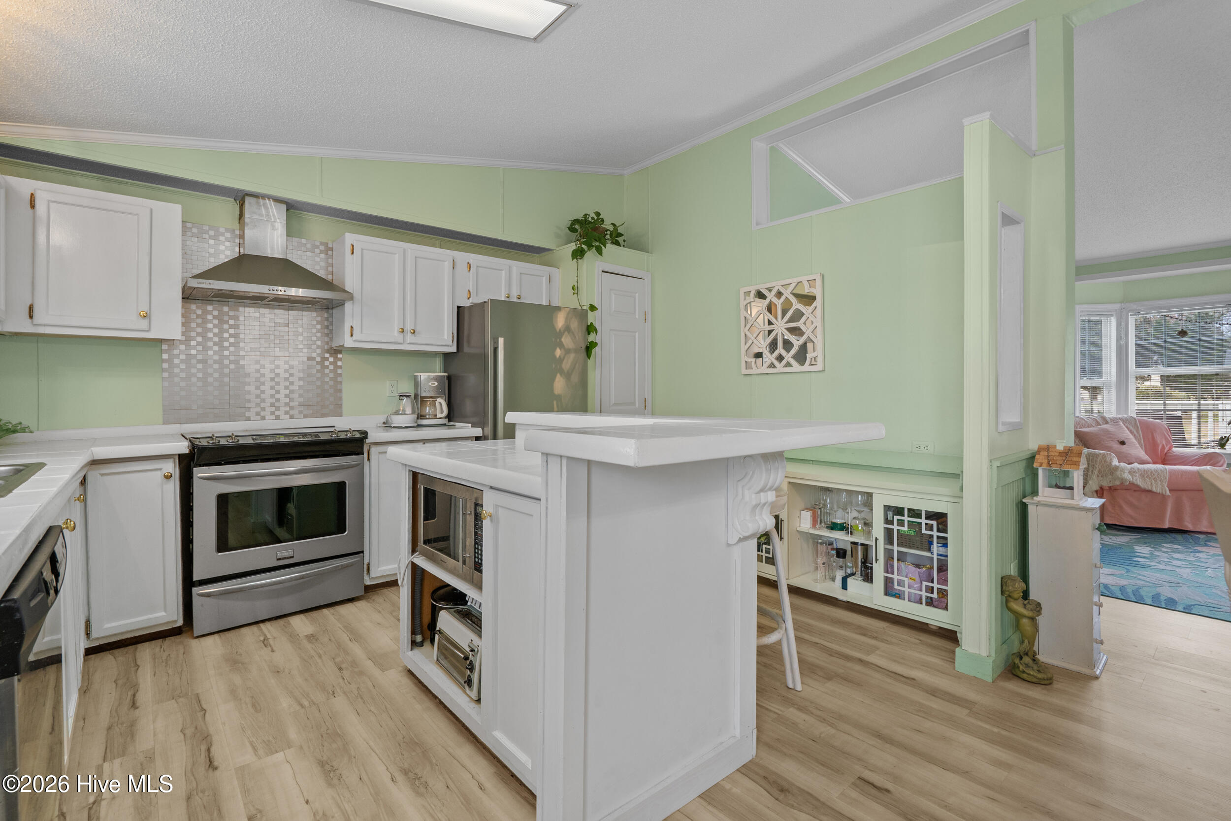 100562690 | Photo 16