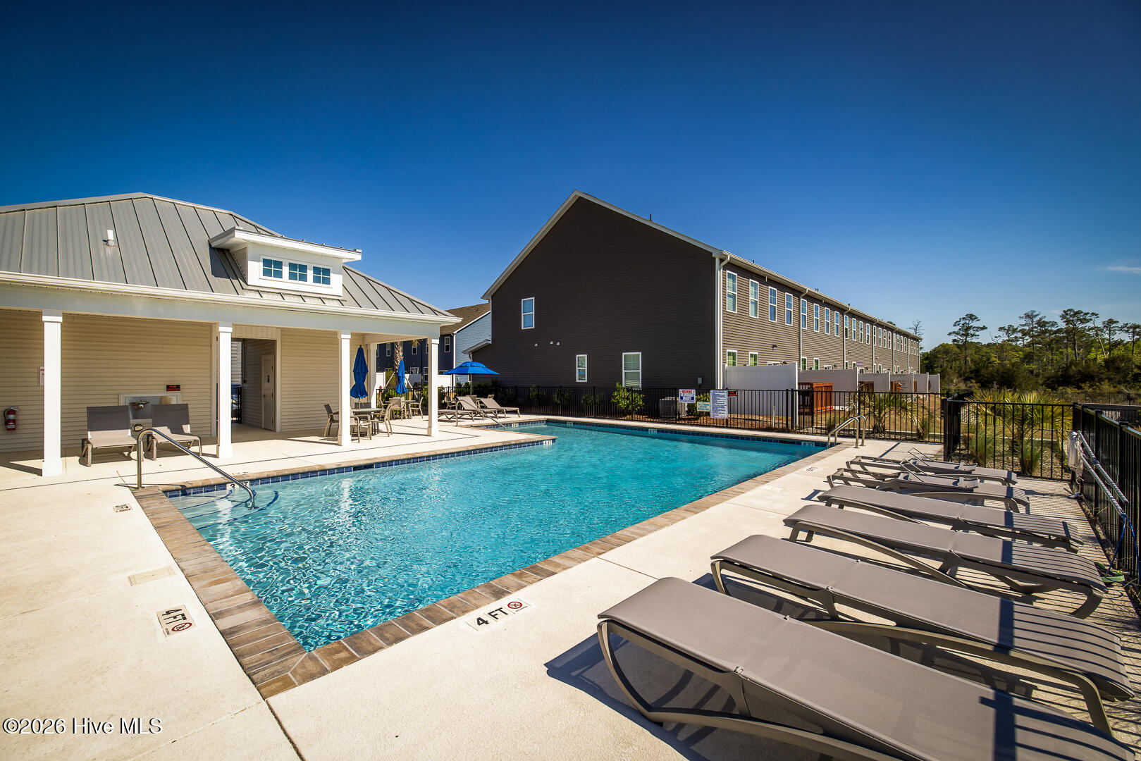 100570599 | Photo 36