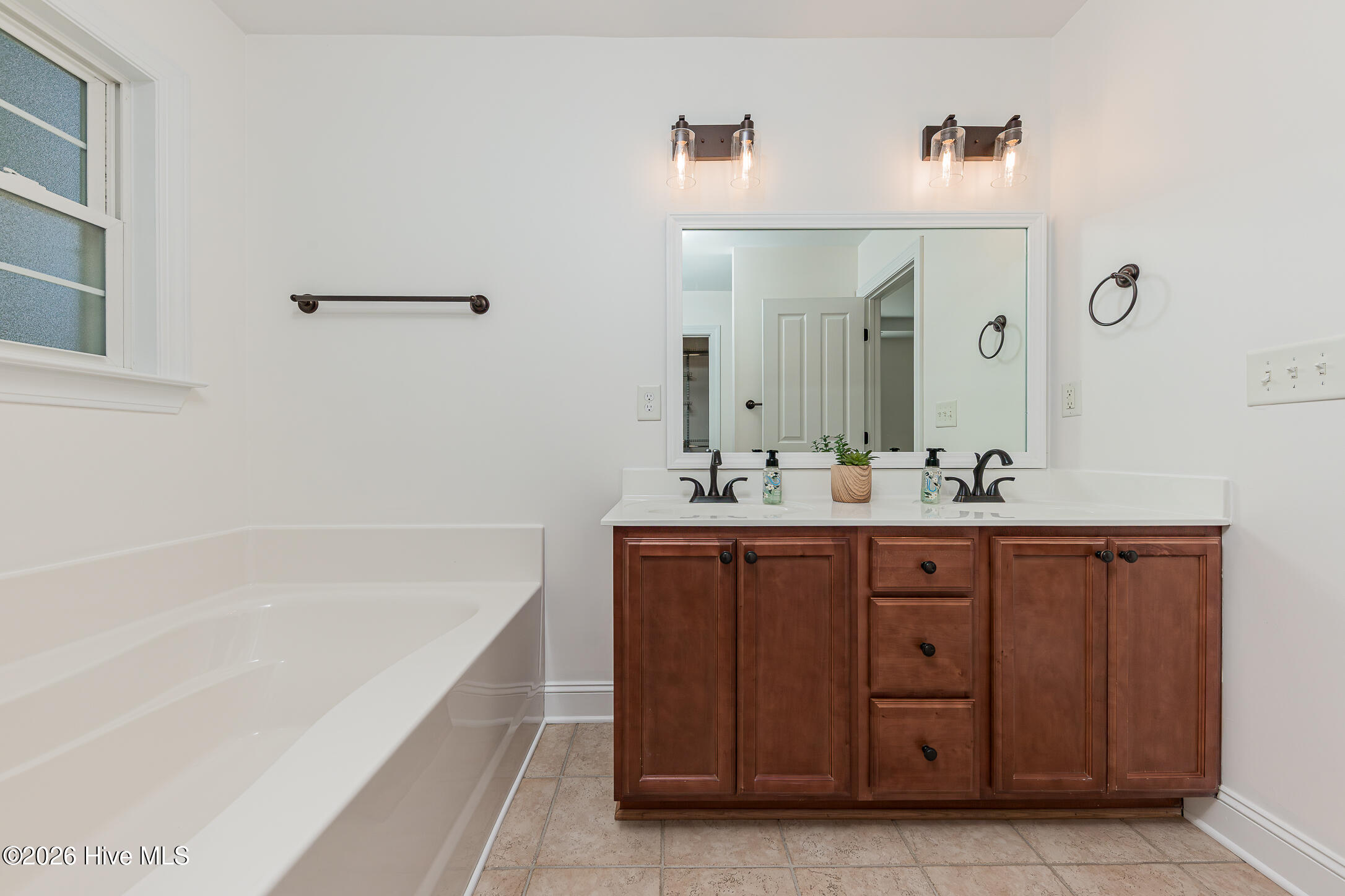 100566489 | Photo 36