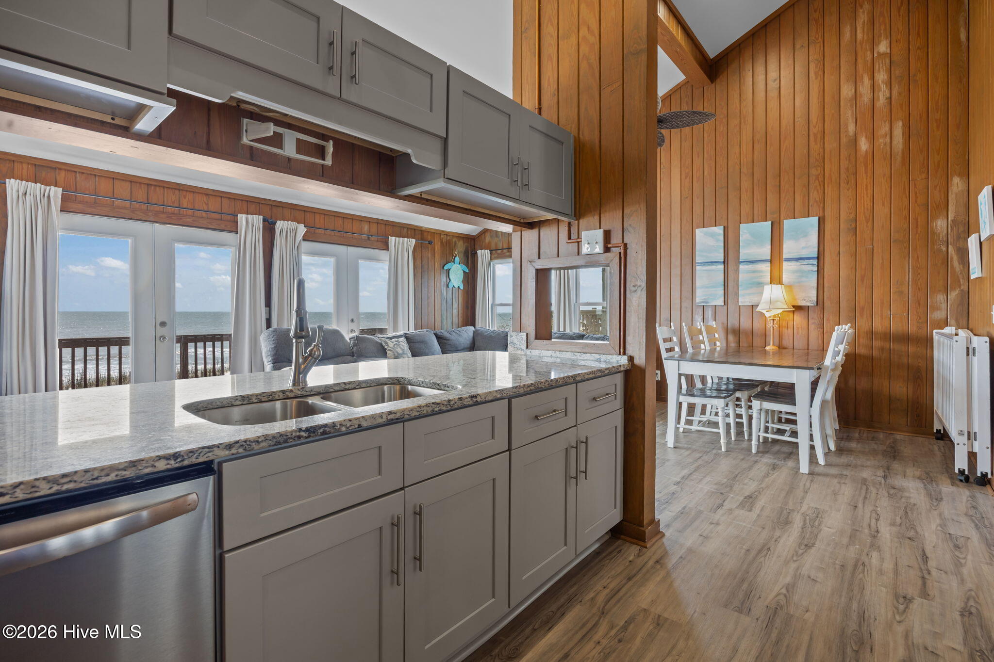 100565925 | Photo 36