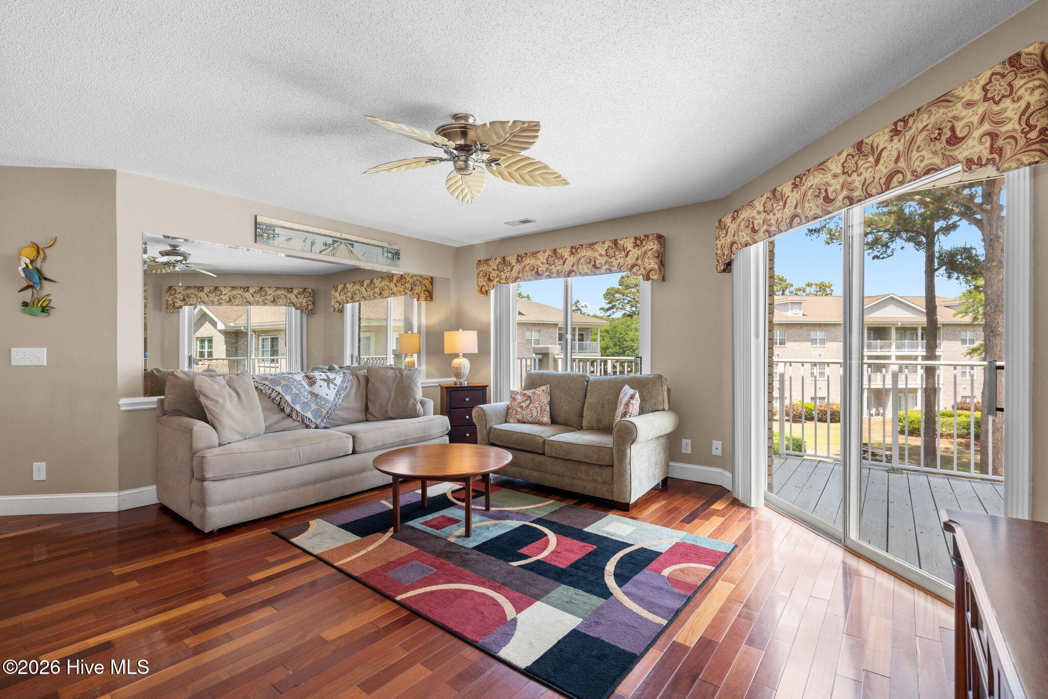 100569270 | Photo 14