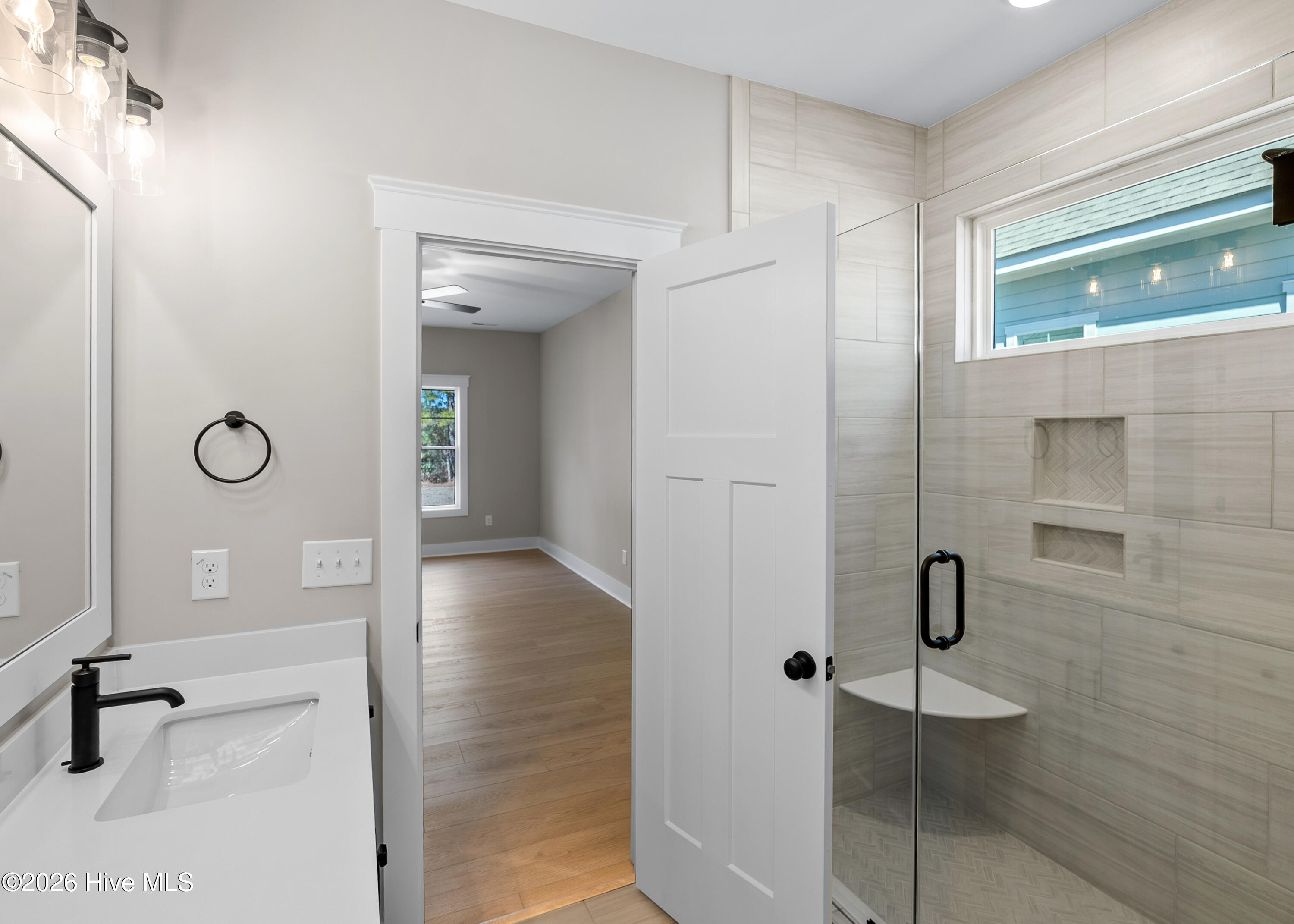 100553596 | Photo 17