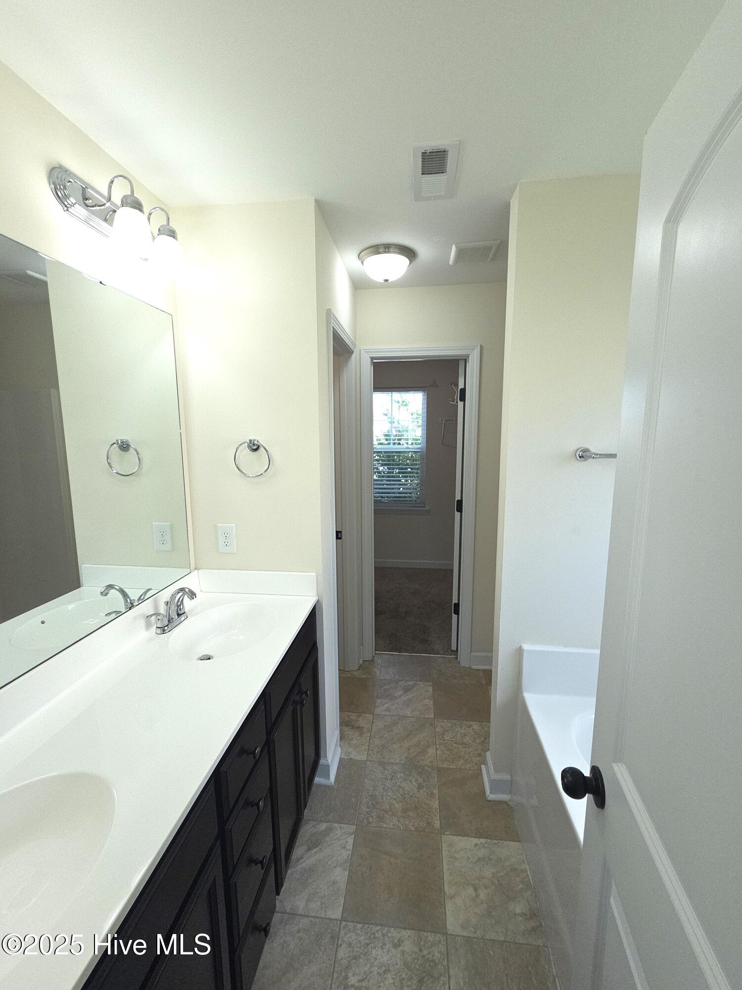 100527843 | Photo 13