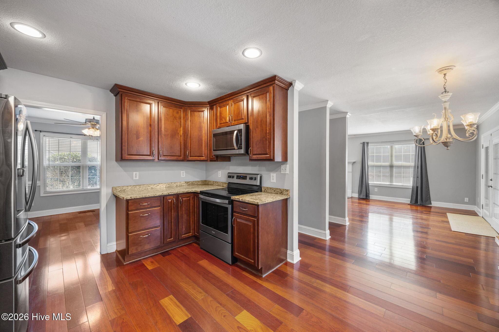 100558260 | Photo 12