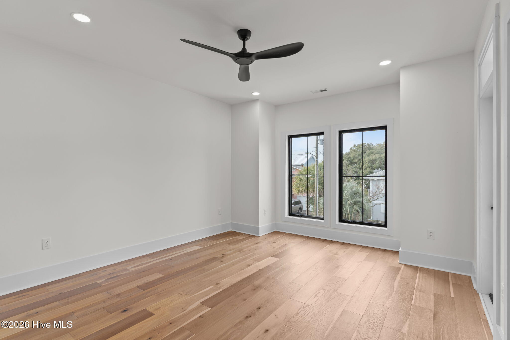 100553287 | Photo 51